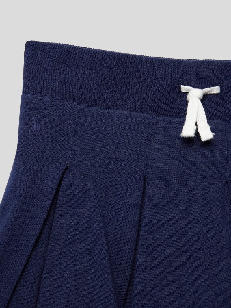Faltenrock mit Kontraststreifen in marineblau