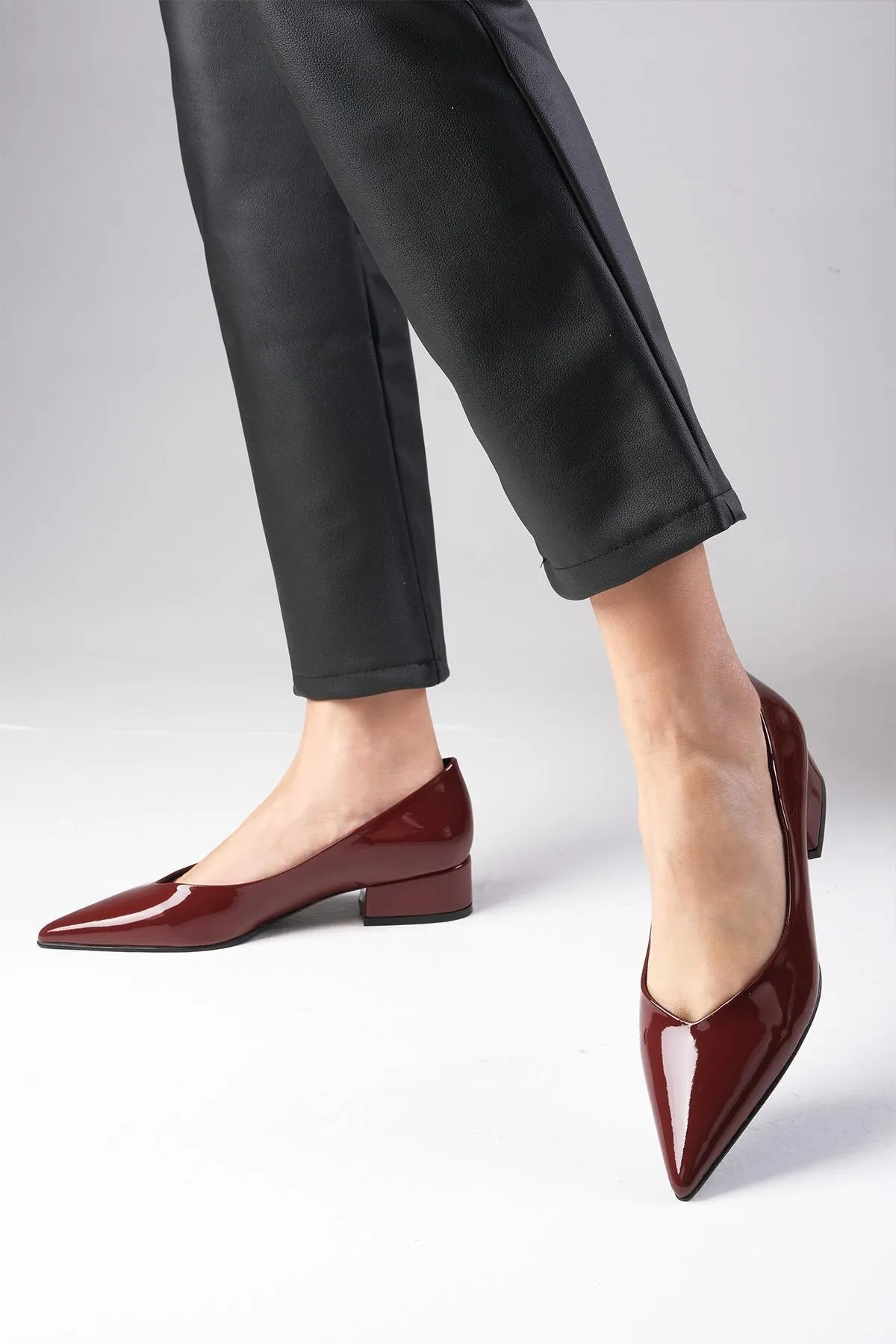 Mio Gusto  Marie Burgunderrote Lackleder-Damenschuhe mit kurzem Absatz