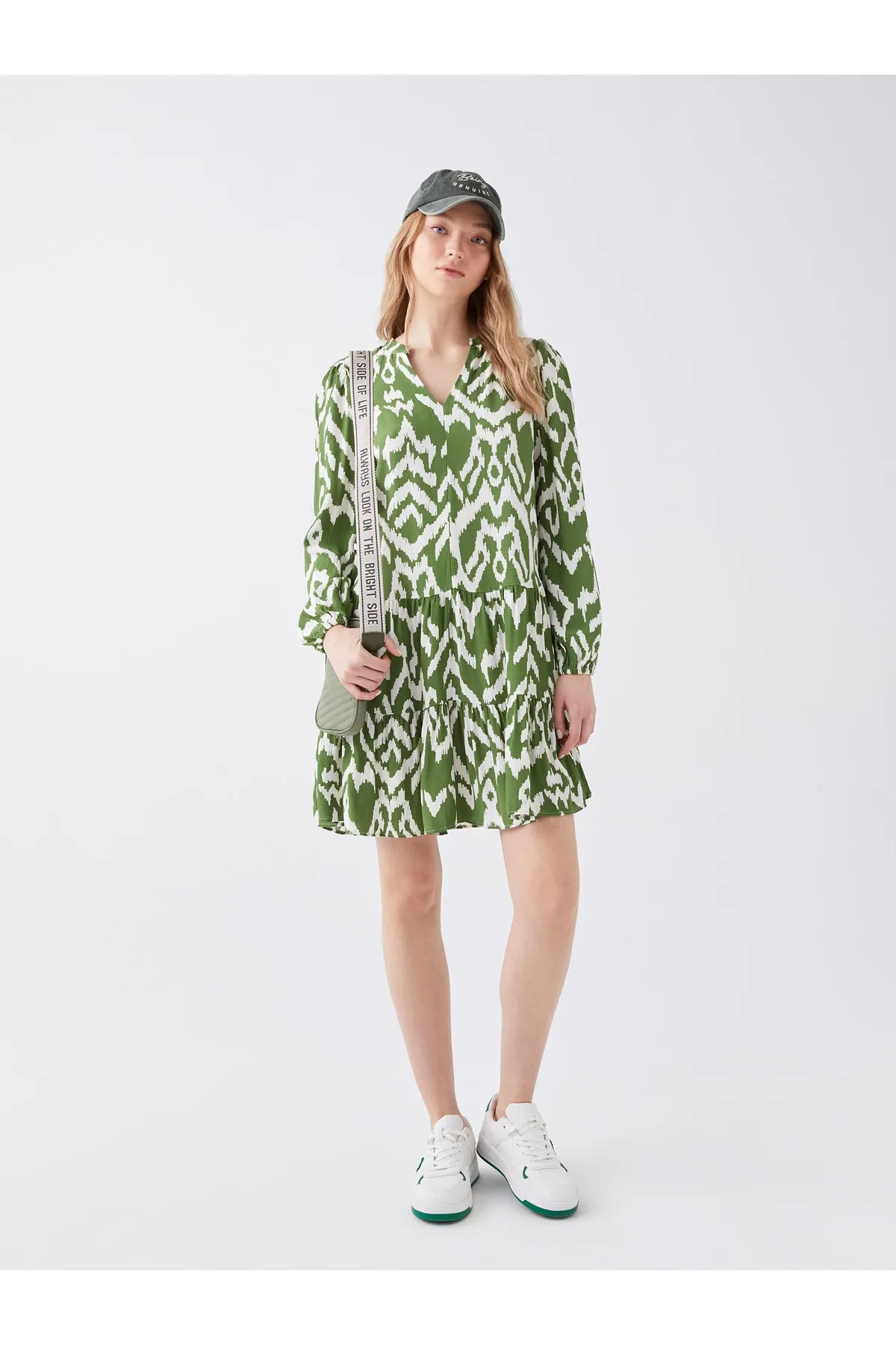 LC Waikiki  Gemustertes, langärmliges Damenkleid mit lockerem Kragen