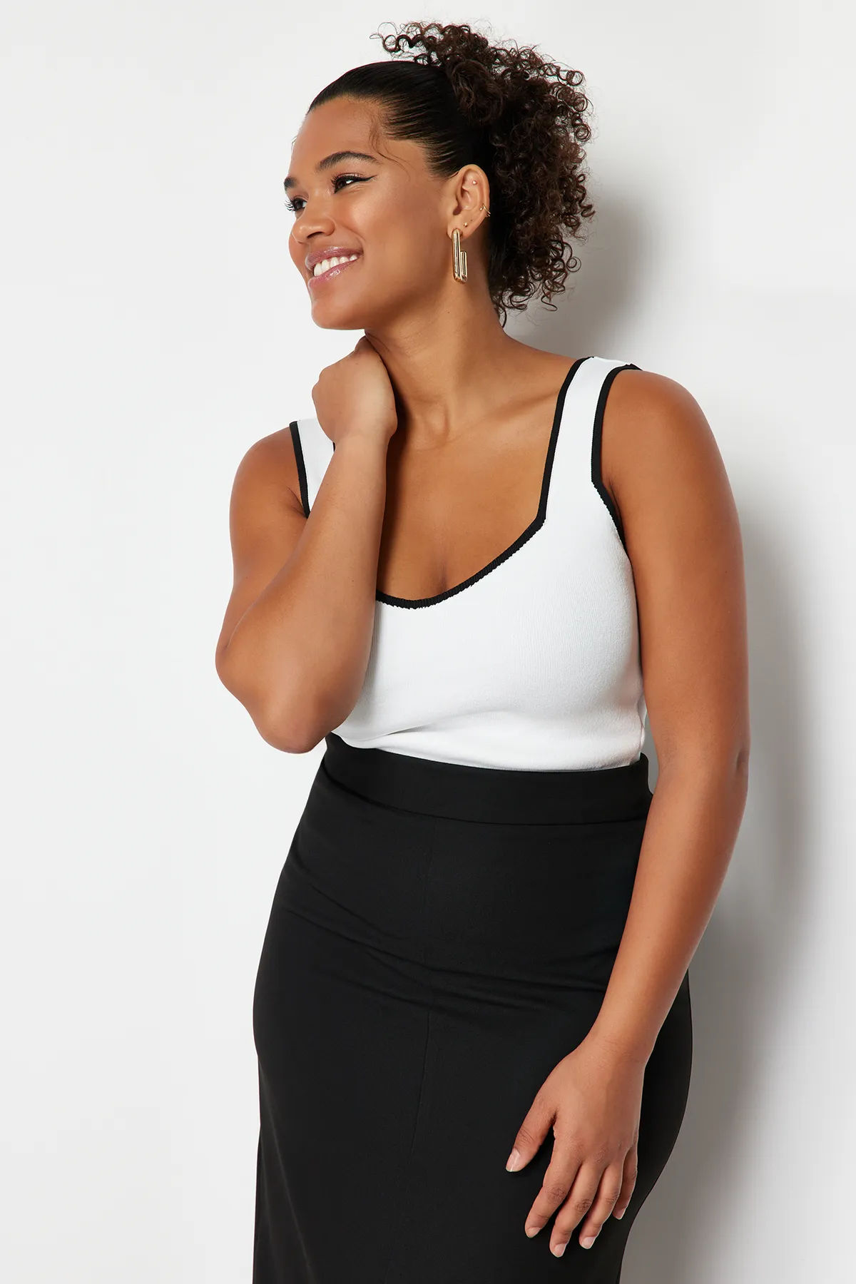 Trendyol Curve  Ecrufarbene, figurbetonte Strickbluse TBBSS24AF00052