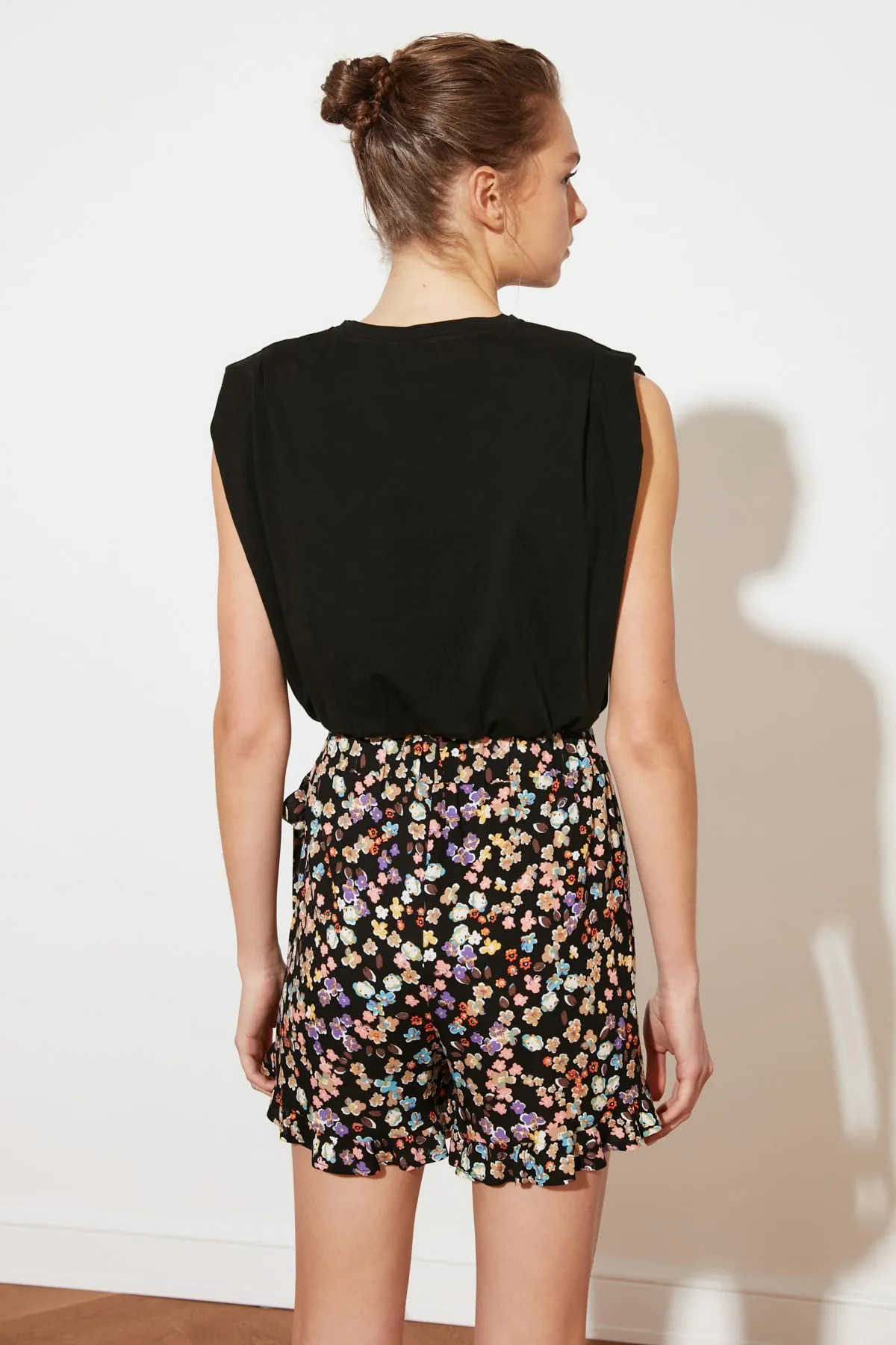 Trendyol Collection  Schwarzer zweireihiger Shortsrock aus gewebter Viskose mit Rüschen und Blumenmuster TWOSS21SR0090
