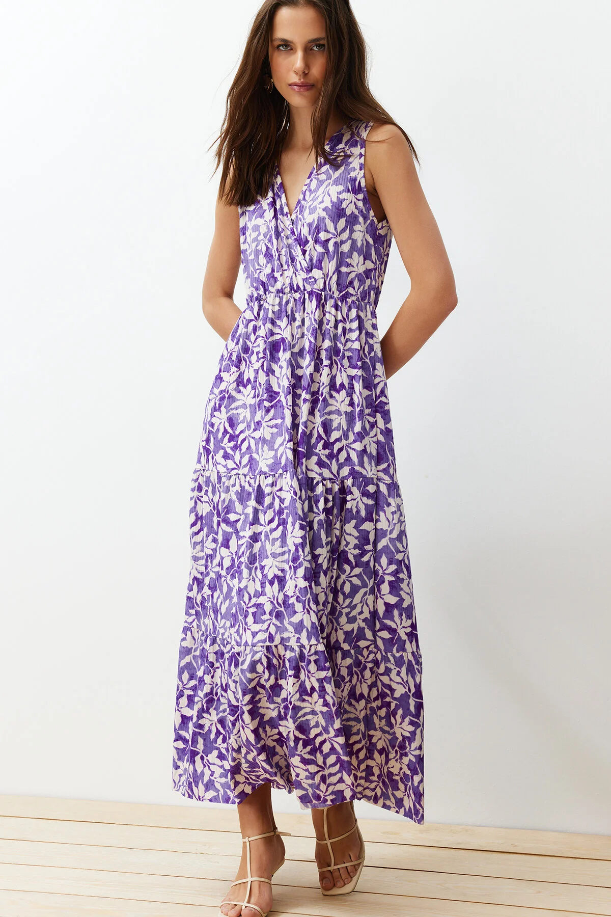 Trendyol Collection  Dunkelviolettes, florales A-Linien-Maxikleid mit V-Ausschnitt und ärmellosem A-Linien-Polyester-Camisole-Maxikleid TWOSS22EL1588