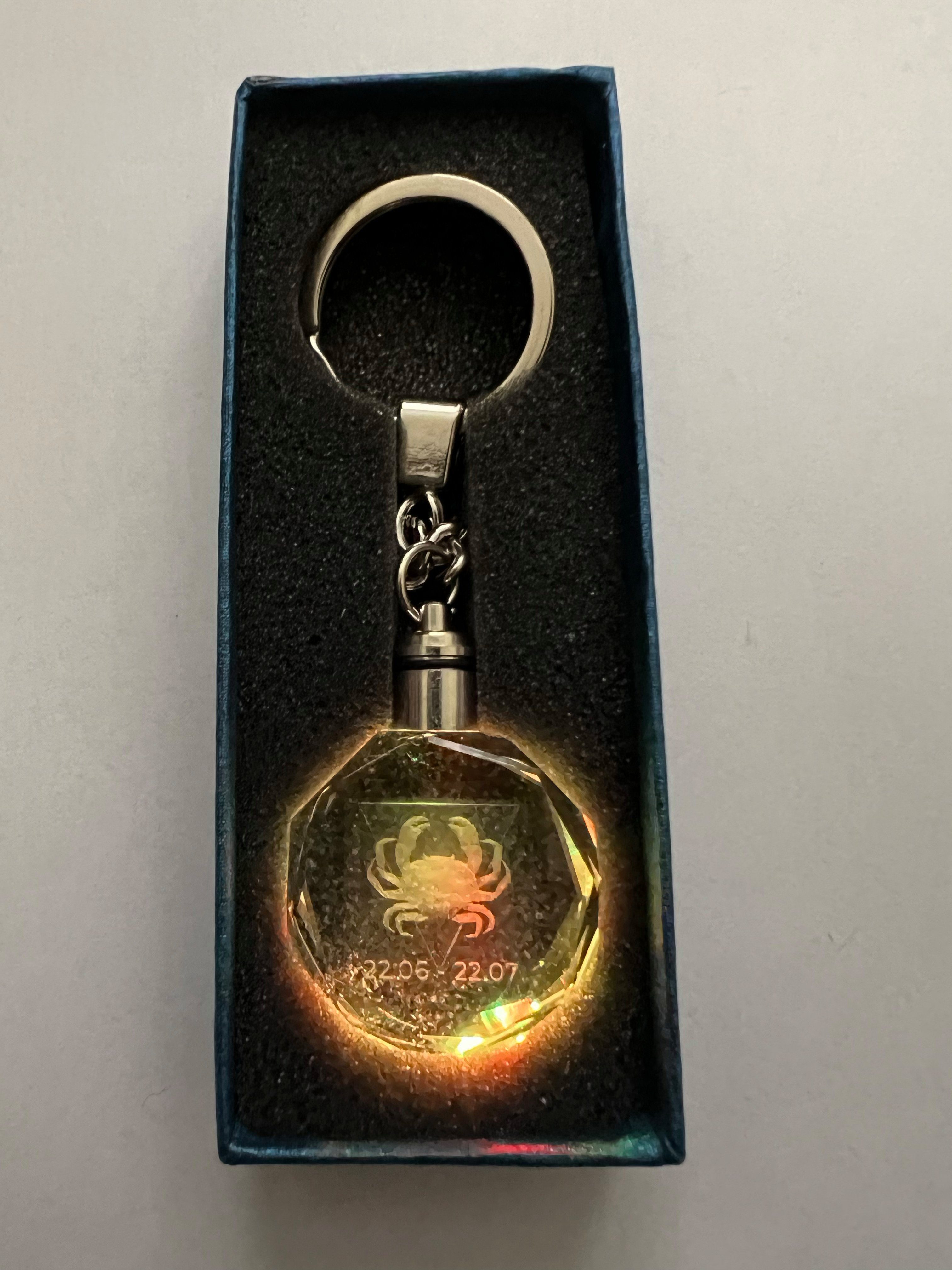 Stelby Schlüsselanhänger Krebs Sternzeichen Schlüsselanhänger LED Multicolor mit Geschenkbox