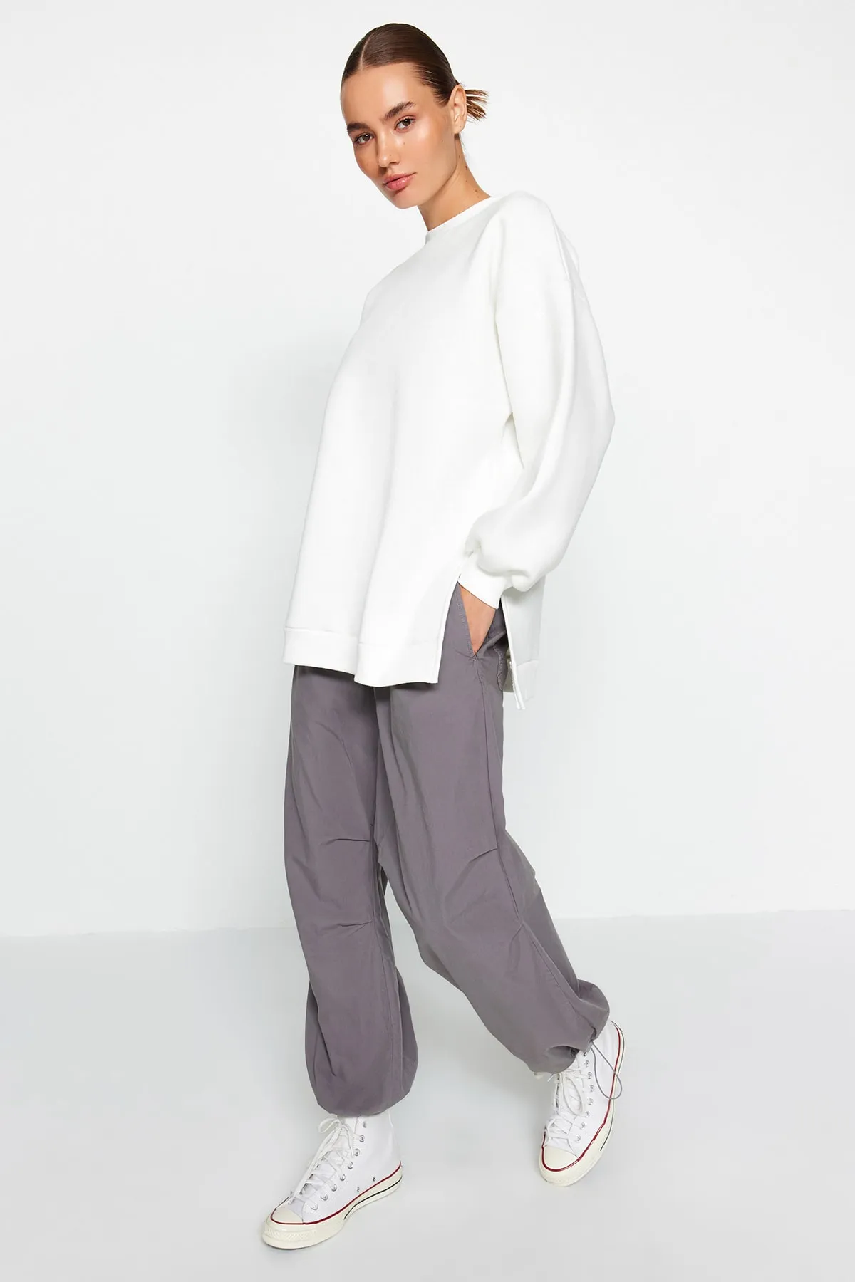 Trendyol Collection  Ecrufarbenes Oversize/Weite Passform Gestricktes Sweatshirt mit Schlitzdetail innen aus dickem Fleece TWOAW23SW00195