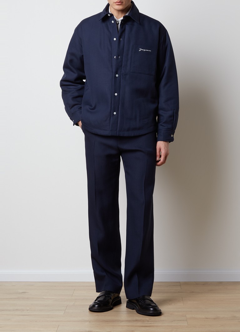 Sobretudo Jacquemus Boulanger com bolso no peito e bordado do logotipo.