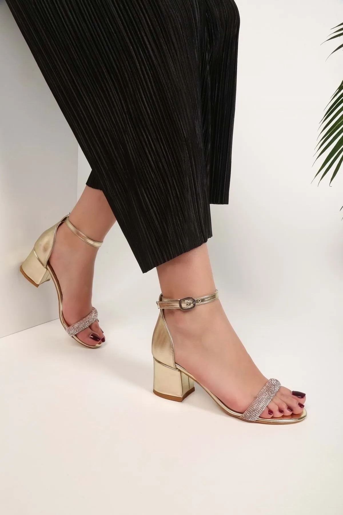 Shoeberry  Damen-Schuhe „Aris Gold Metallic“ mit einzelnem Riemen und Absatz