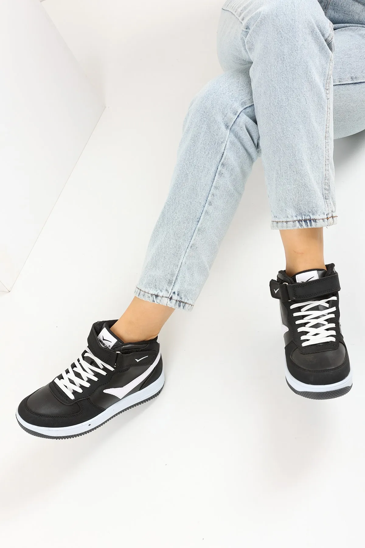 en7  Schwarz-weiße Unisex-Sportschuhe 2185