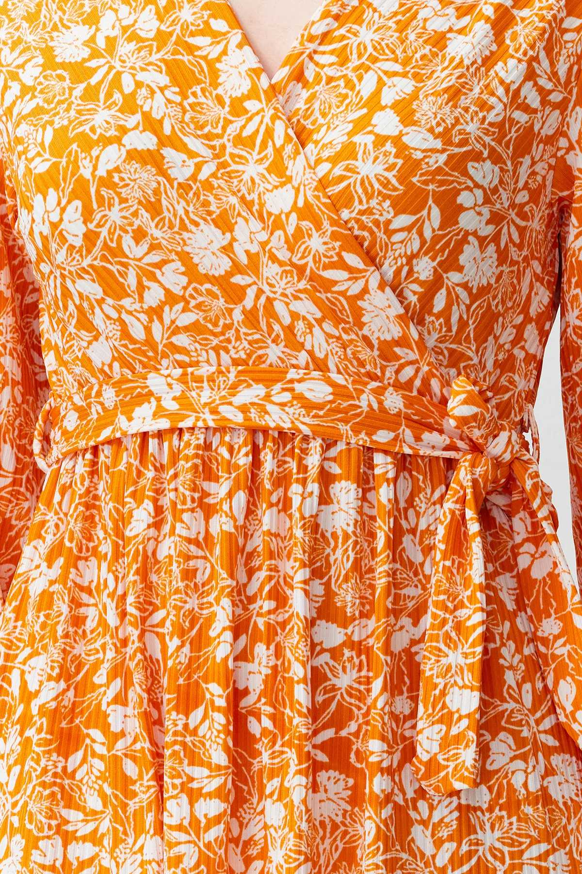 Trendyol Collection  Orangefarbener Gürtel mit Punkten, detaillierter zweireihiger Skater-/Gürtelöffnung TWOSS24EL00185