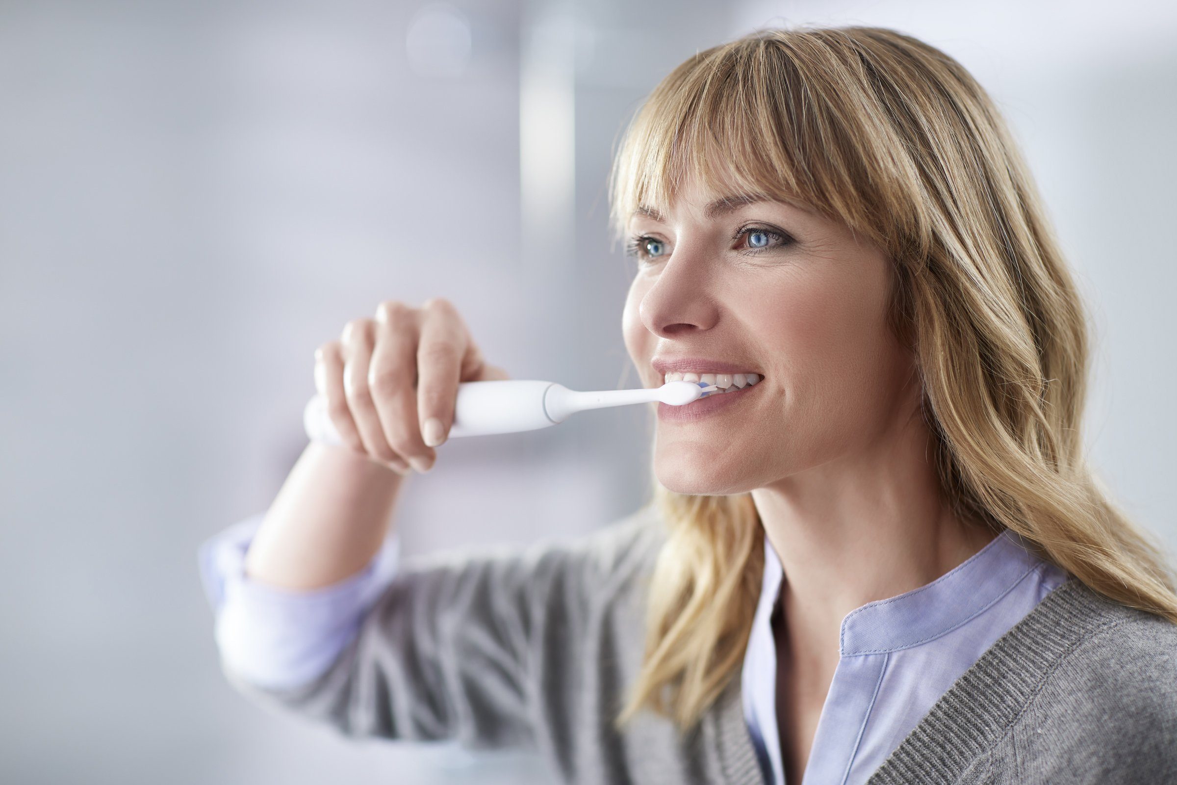 Philips Sonicare Elektrische Zahnbürste ProtectiveClean 4300 HX6807/28, Aufsteckbürsten: 1 St., mit Schalltechnologie und BrushSync Funktion, Ladestation, Reiseetui