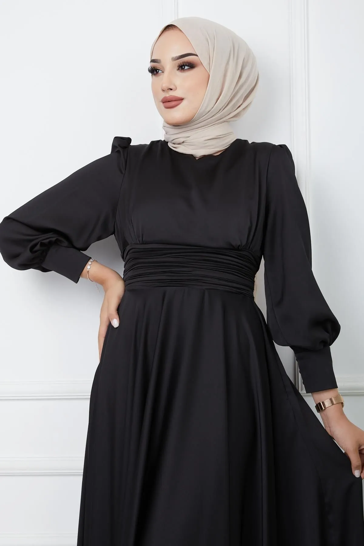 Olcay  Abendkleid mit Taillenfalten und Gürtel, Schwarz 1595