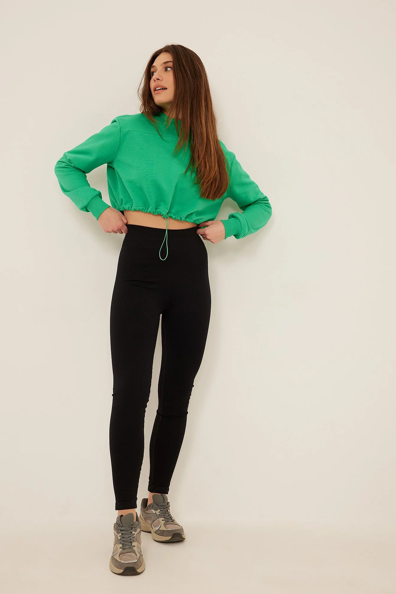 Crop-Sweatshirt mit Kordelzugdetail