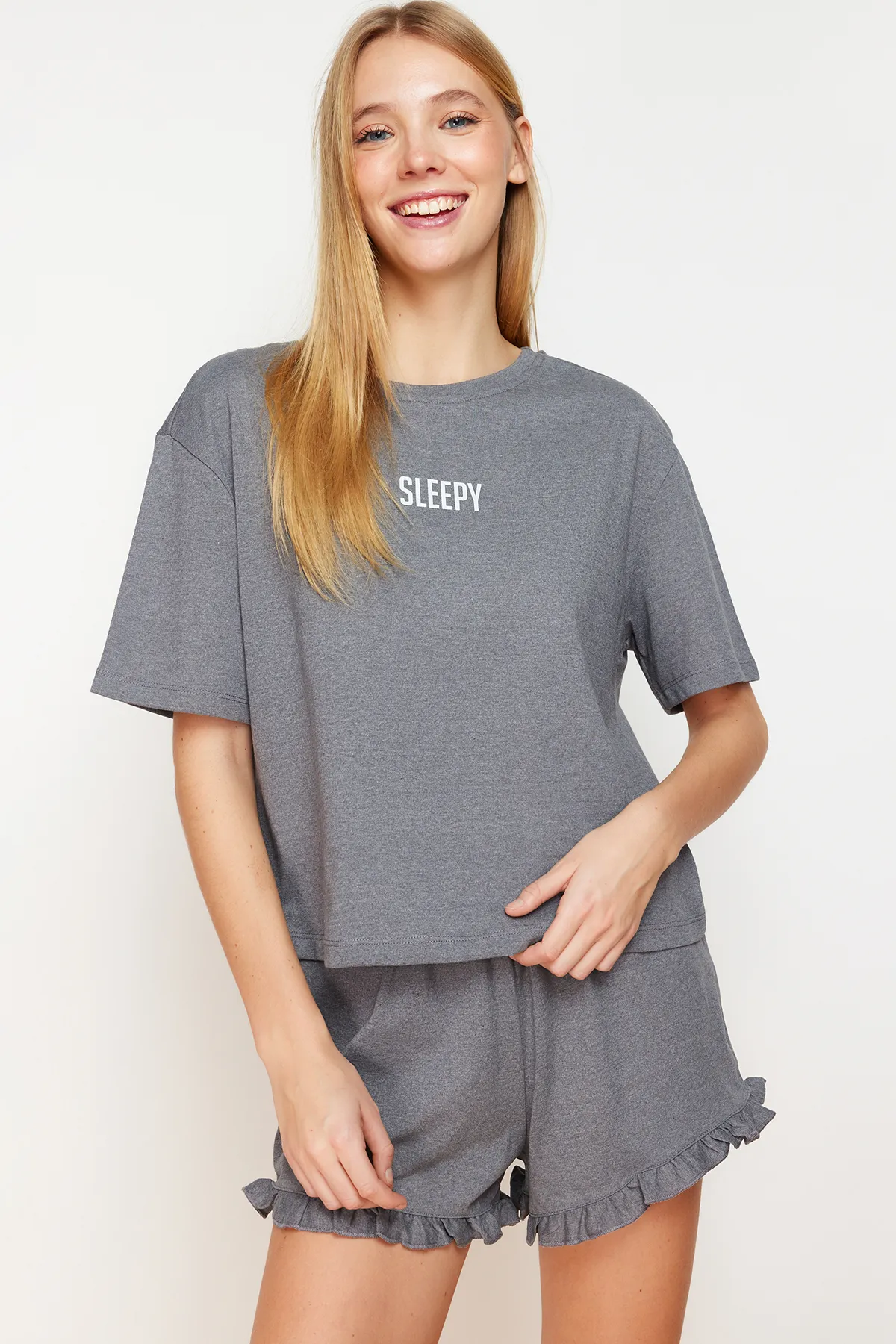 Trendyol Collection  Anthrazitfarbenes Melange-Baumwoll-Slogan-bedrucktes, detailliertes Strick-Pyjama-Set mit Rüschen THMSS24PT00114