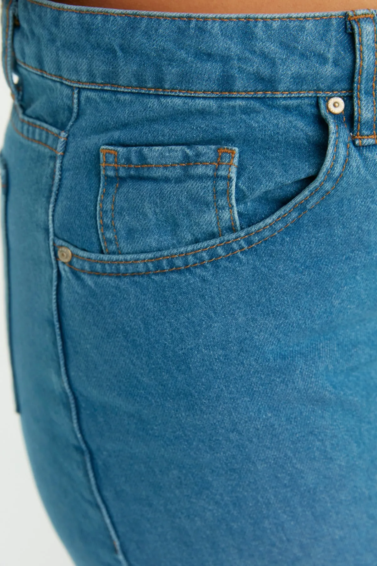 Trendyol Curve  Hellblaue, weit geschnittene Jeans mit hoher Taille TBSSS22JE0211