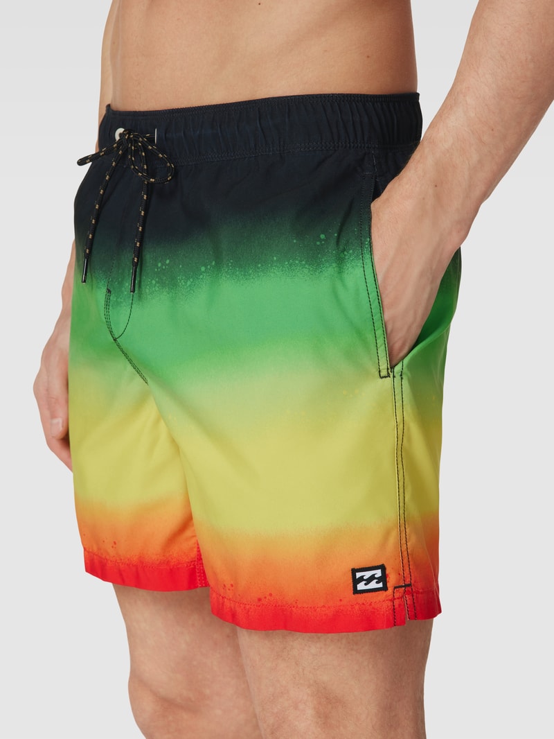 Badehose mit Label-Patch Modell 'FADE' in schwarz