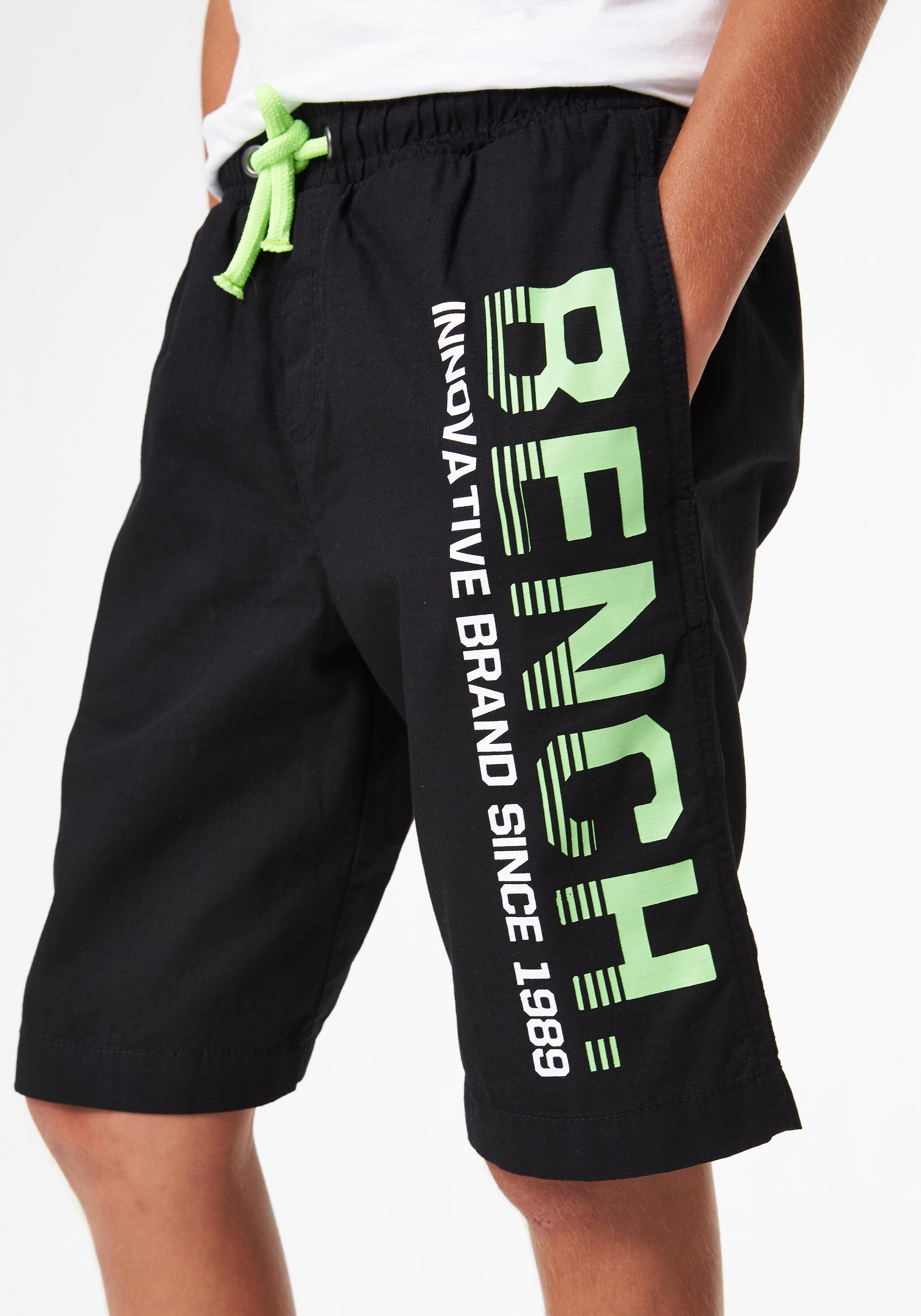 Bench. Bermudas mit Nahttaschen und Druck