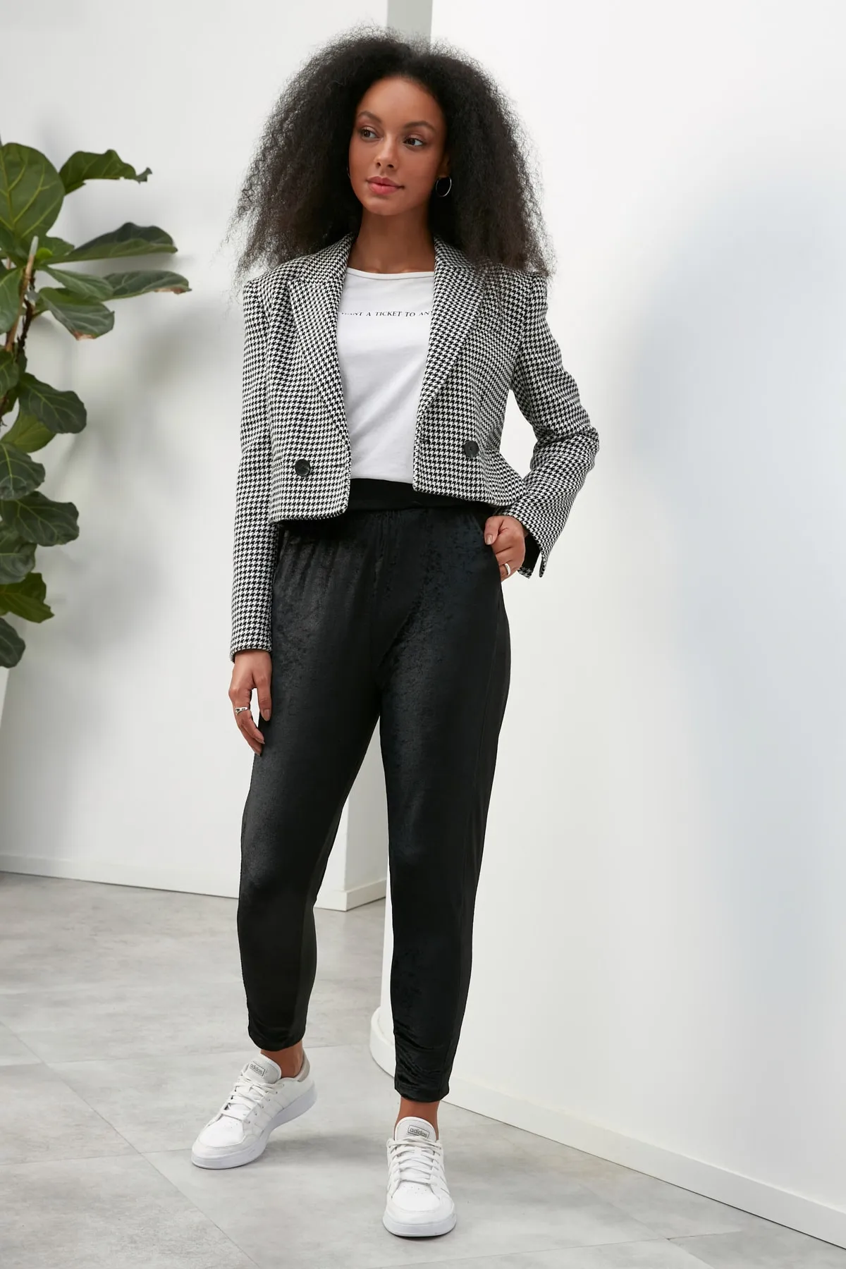 Nottis by Trendyol  Schwarze Jogger-Strickhose aus Samt TWOAW22EA0674