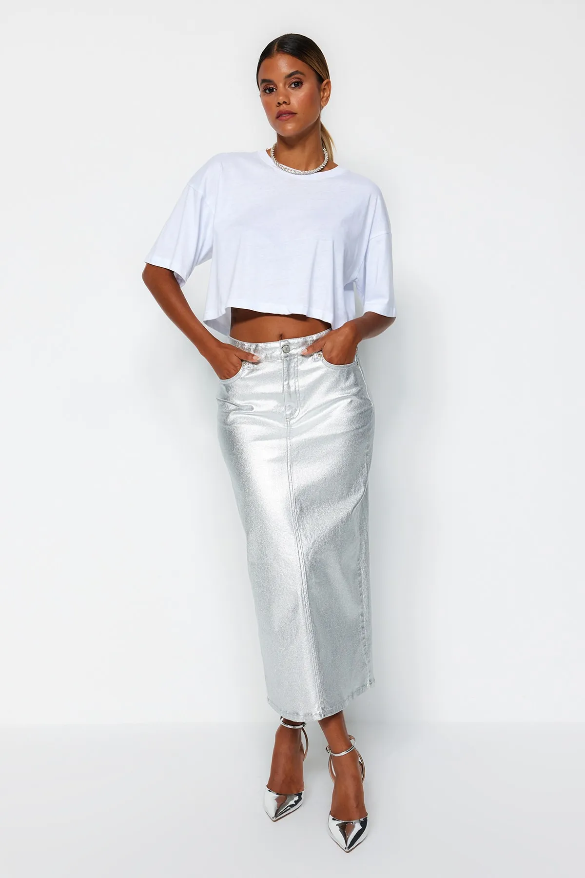 Trendyol Collection  Silberner Maxi-Jeansrock mit Schlitz und glänzendem Metallic-Print TWOAW24ET00134
