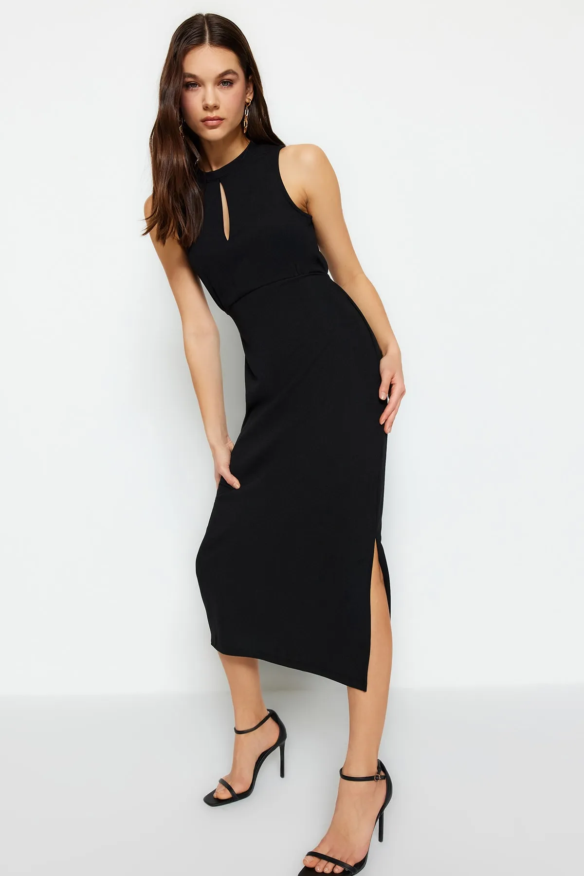 Trendyol Collection  Schwarzes, figurbetontes Strick-Bleistiftkleid mit Cut-Out-Details und Stehkragen TWOSS23EL02166