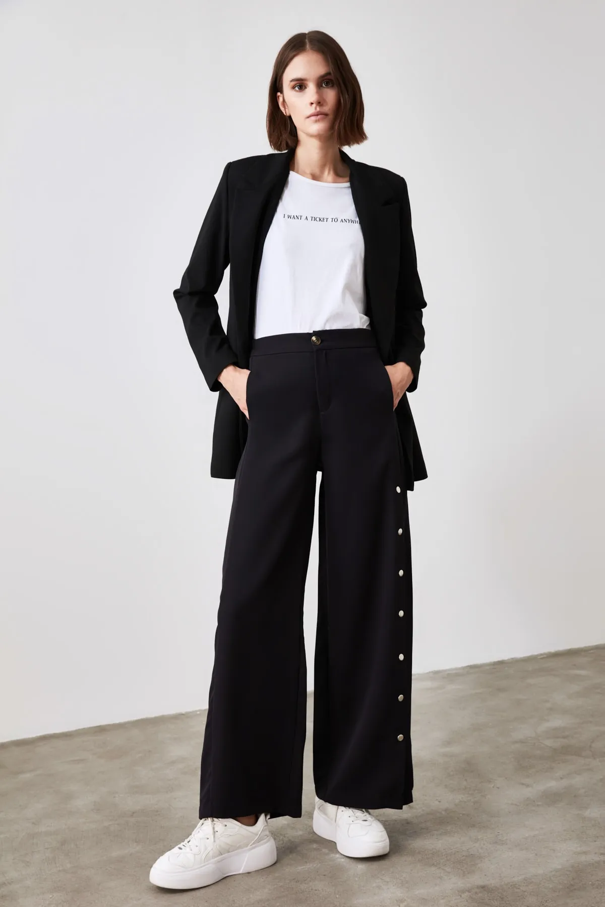 Trendyol Collection  Schwarze Webhose mit weitem Bein und seitlichen Knöpfen TWOSS20PL0398