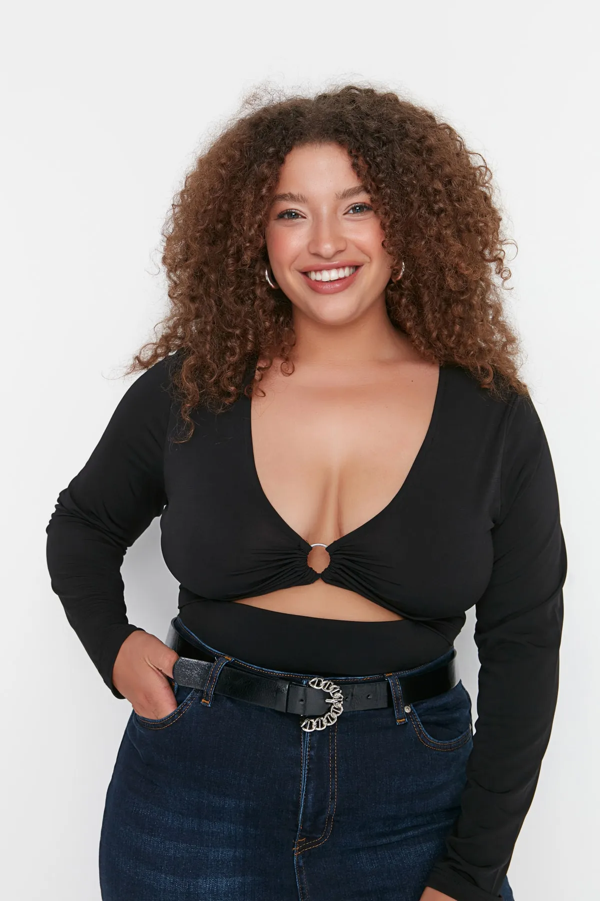 Trendyol Curve  Schwarze, detaillierte Strickbluse mit Fenster-/Ausschnittmuster TBBAW23AF00035