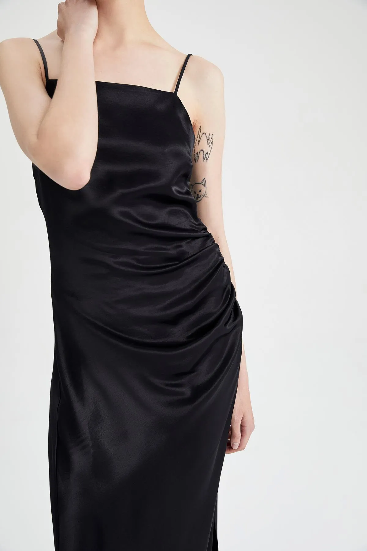 DeFacto  Schwarzes, figurbetontes Midikleid aus Satin – mit Trägern, Z6815az22wn