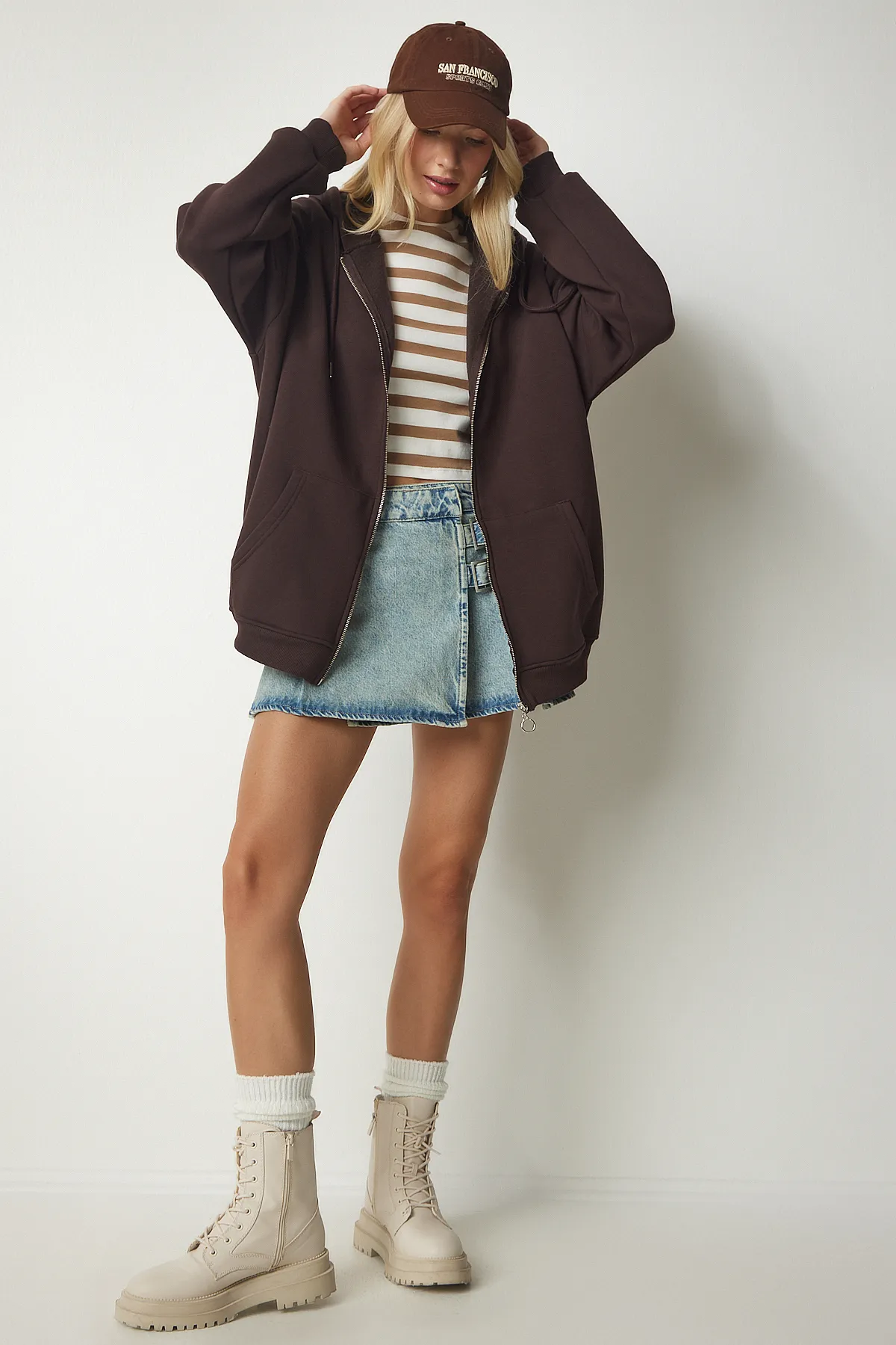 Happiness İstanbul  Braunes Oversize-Sweatshirt mit Kapuze und Reißverschluss für Damen UB00124