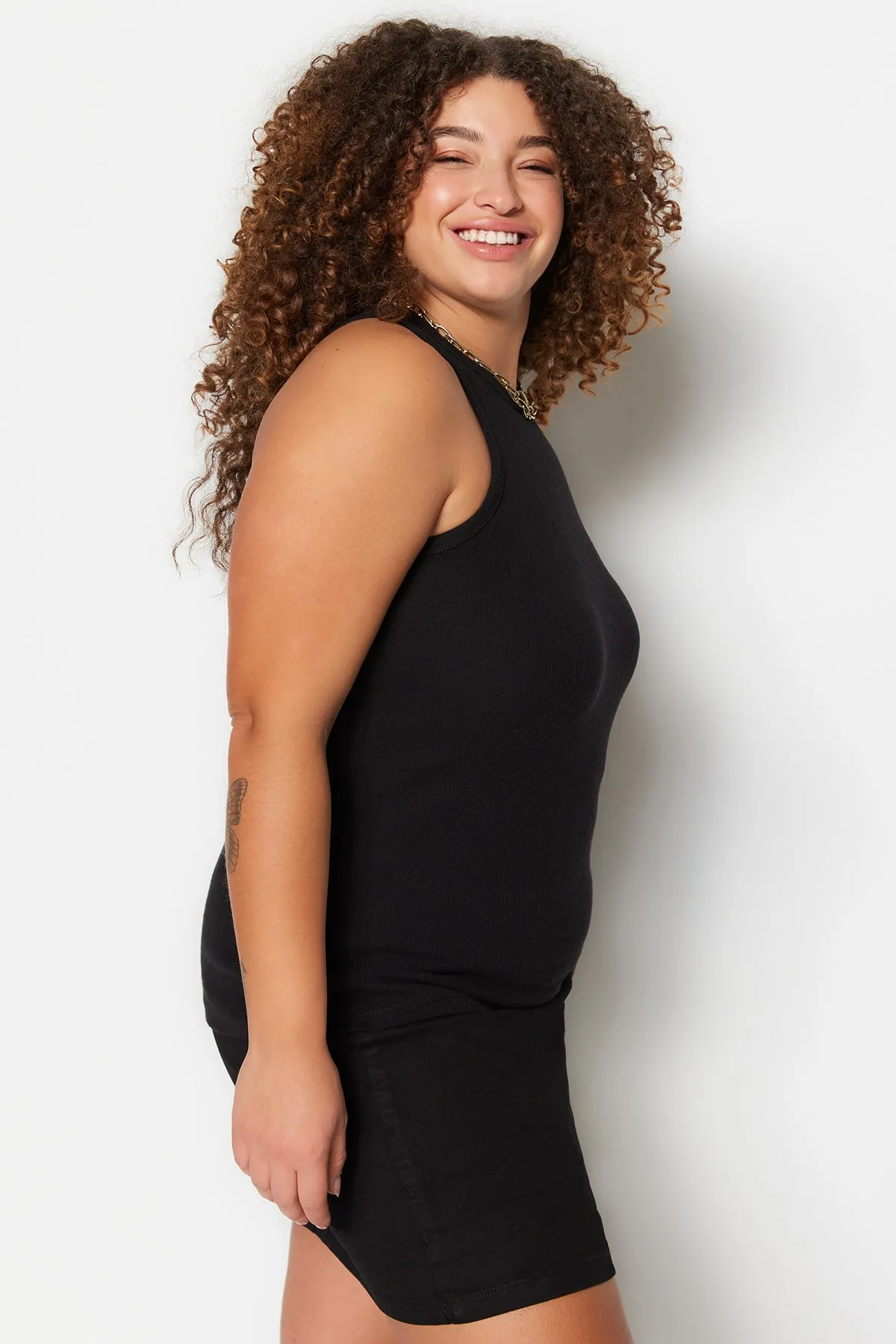 Trendyol Curve  Schwarzes Basic-Strick-Tanktop mit Neckholder-Kragen TBBSS23CV00001