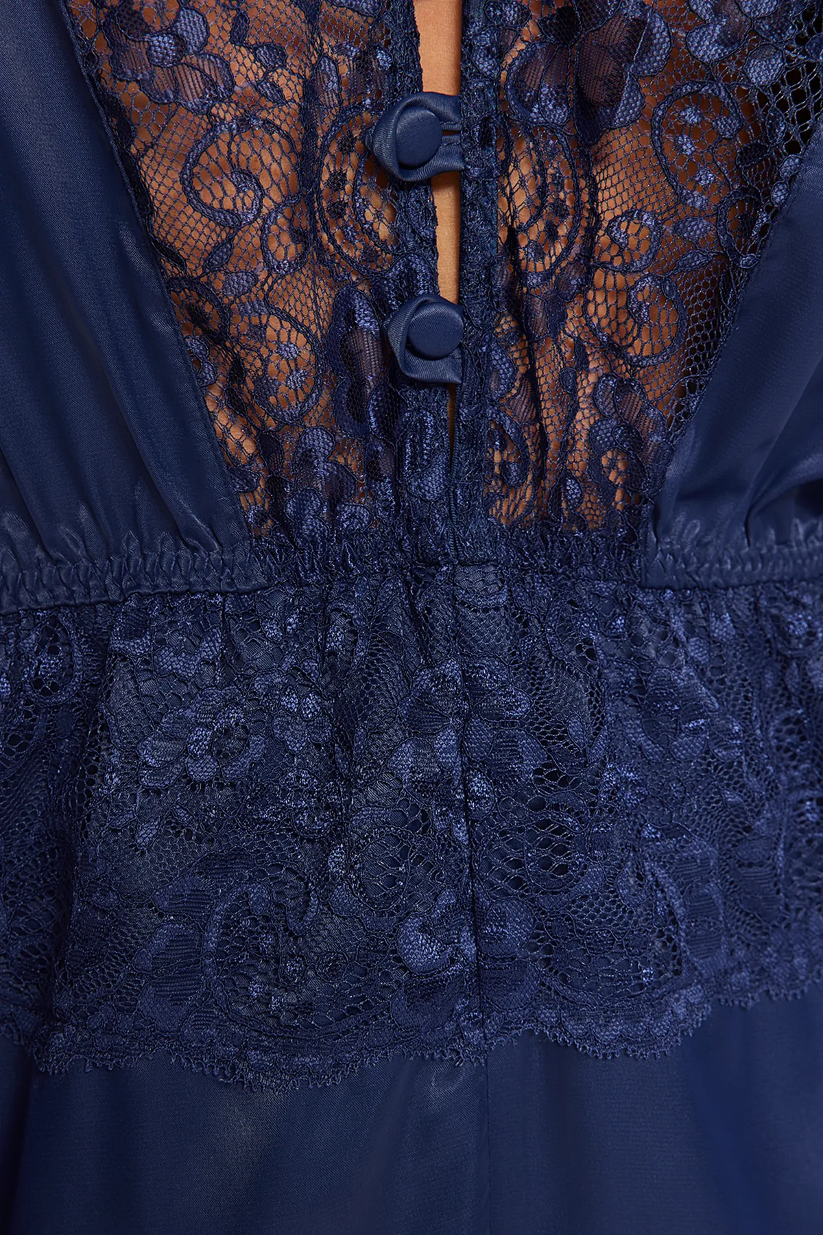 Trendyol Collection  Marineblaues, extravagantes Nachthemd aus Satin mit Spitzendetails und Seilträgern THMAW24CY00000