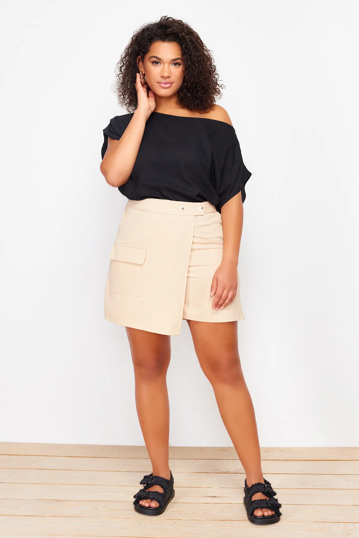Trendyol Curve  Nerzfarbener Gabardine-Minishortsrock TBBSS24AP00014