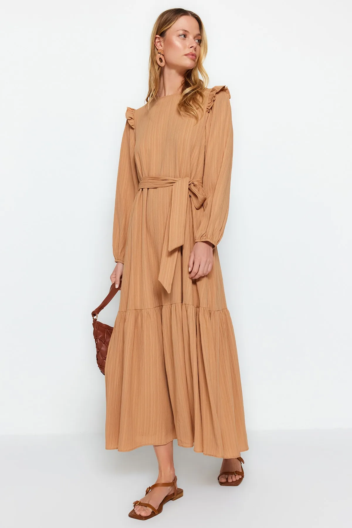 Trendyol Modest  Beiges Kleid aus Viskose-Mischgewebe mit Rüschenrock, Schultergurt und Volantfutter TCTSS23EB00290