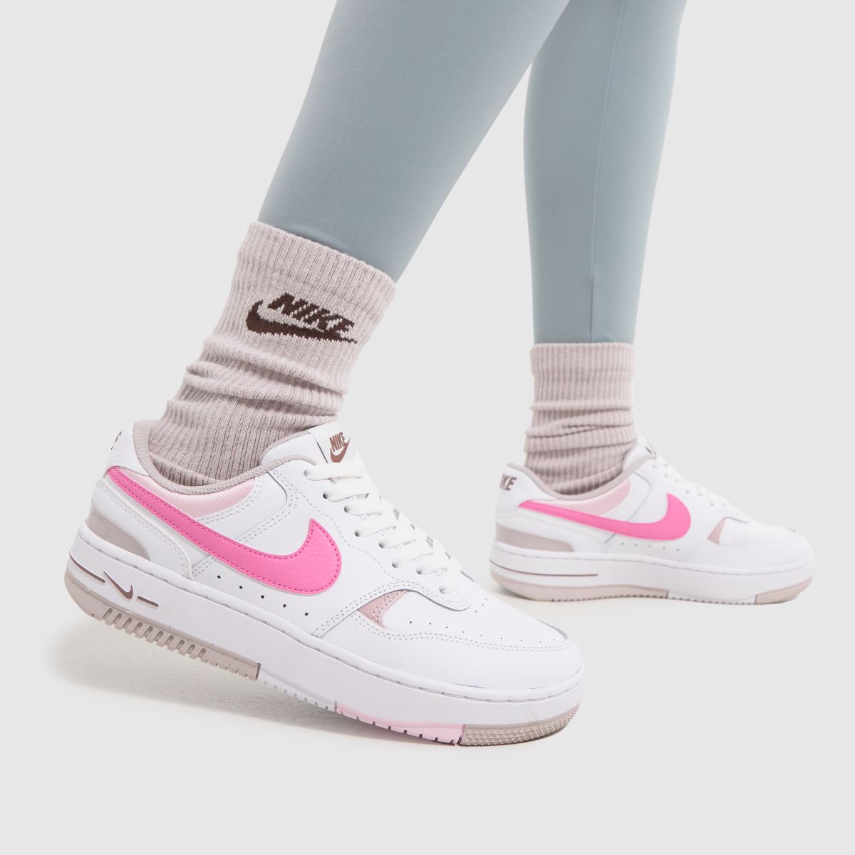 Nike Gamma Force – Vita och rosa träningsskor
