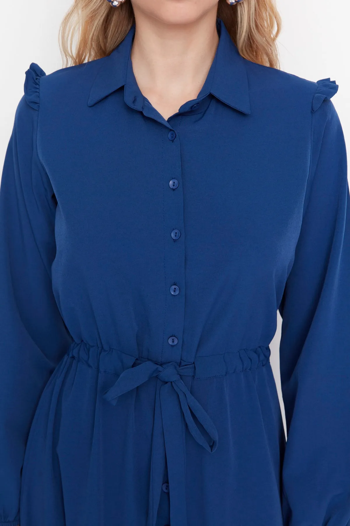 Trendyol Modest  Marineblaues gewebtes Kleid mit Hemdkragen, Schulterdetail und Schnürung in der Taille TCTSS21EL3472