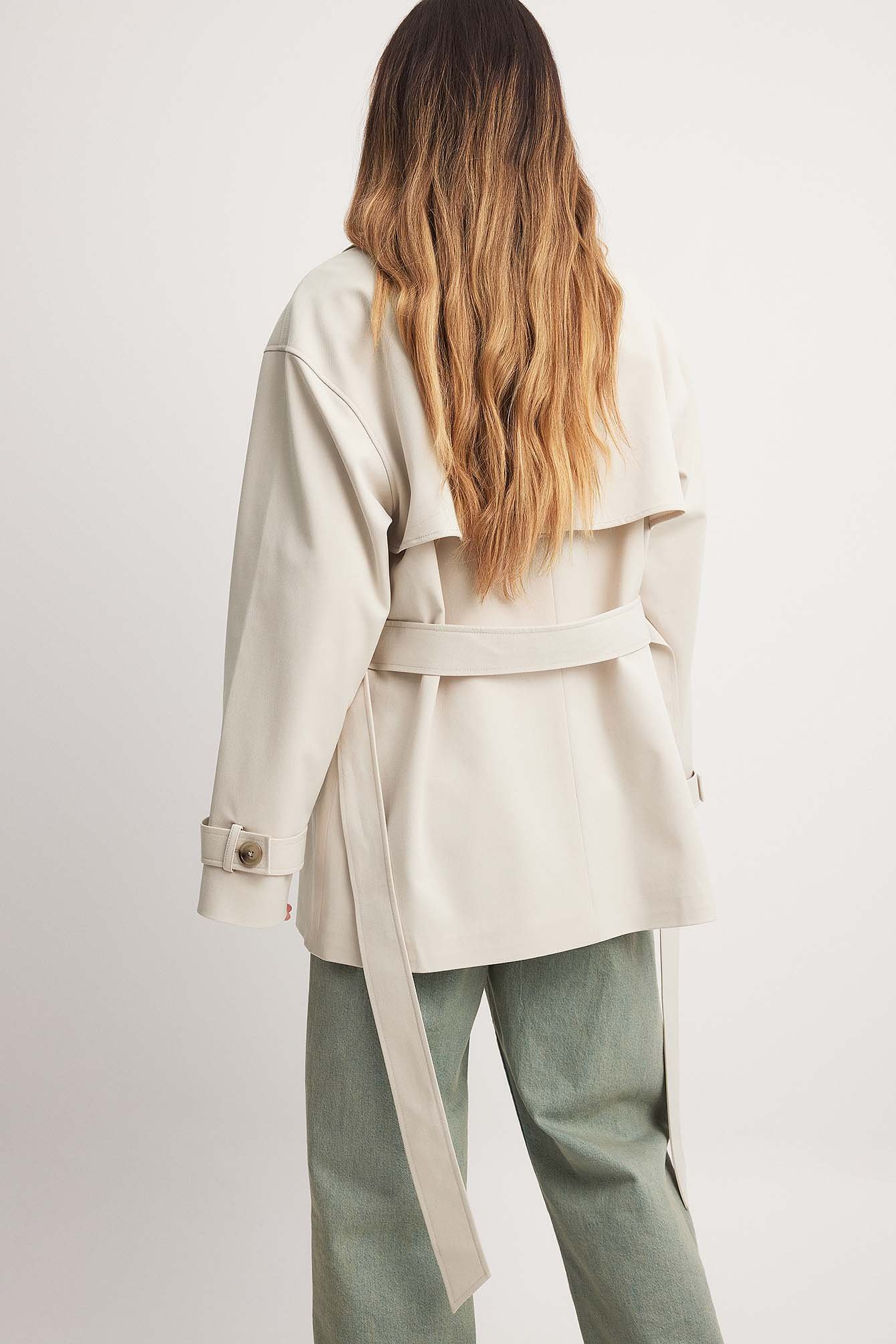 Kurzer Trenchcoat mit Gürtel