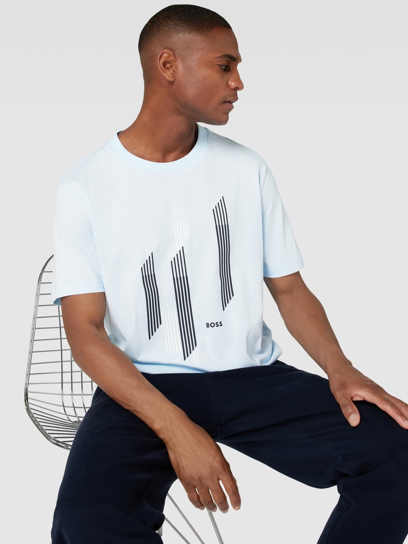 T-Shirt aus Baumwolle mit Label-Detail in hellblau meliert