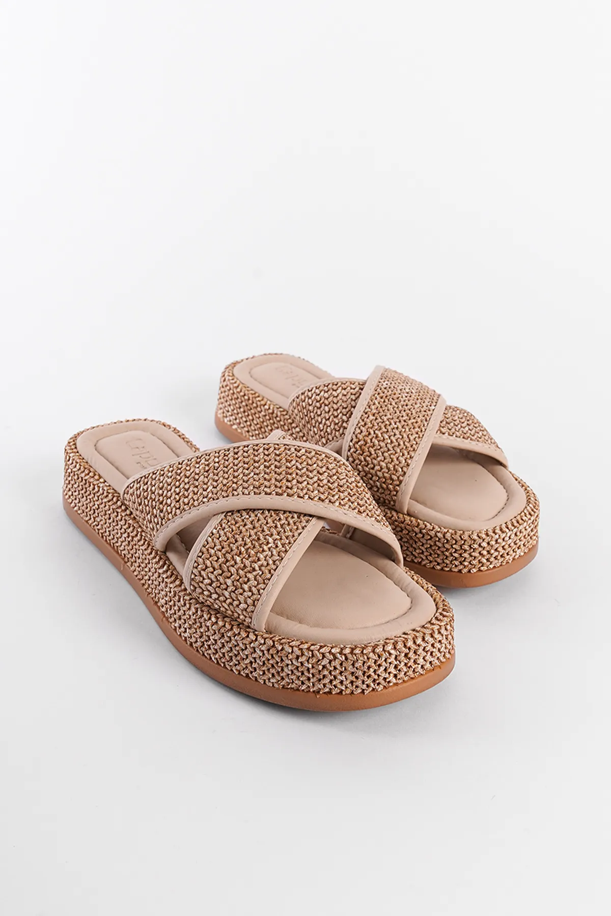 Capone Outfitters  Flache Damen-Sandalen aus Stroh mit Kreuzriemen und Absatz