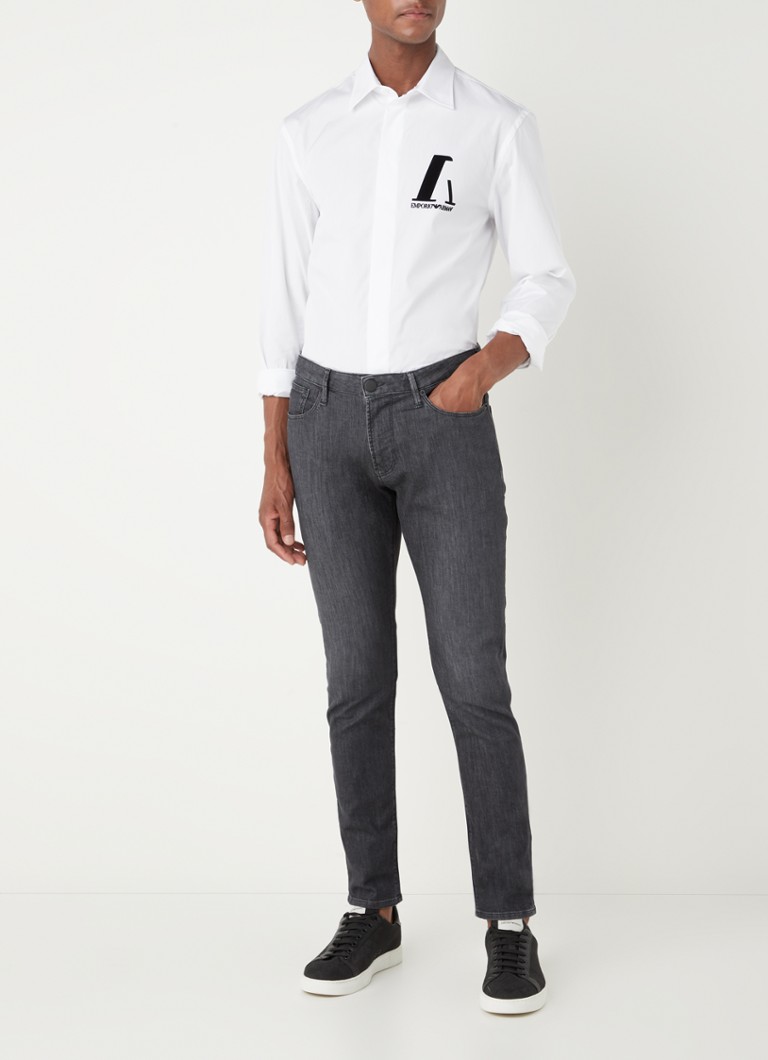 Jeansy o dopasowanym kroju marki Emporio Armani, w ciemnym kolorze, z elastycznego materiału.