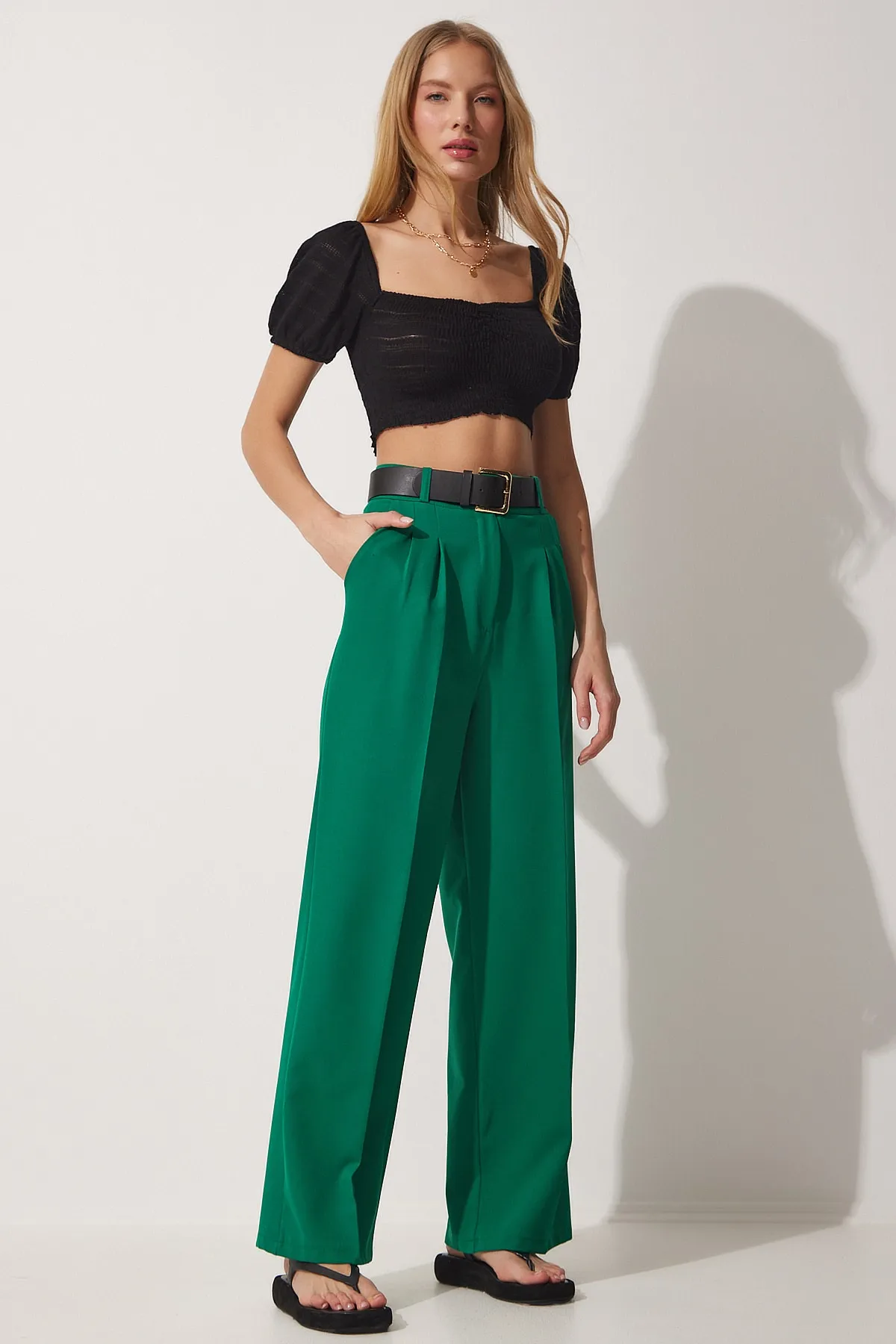 Happiness İstanbul  Maskuline Webhose mit weitem Bein