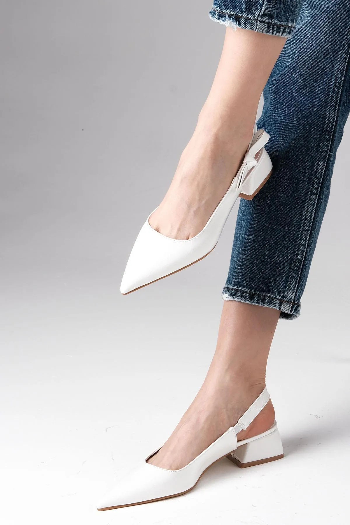 Mio Gusto  Kathy Weiße Lacklederschuhe mit seitlicher Schleife und offenem Rücken für Damen mit kurzem Absatz