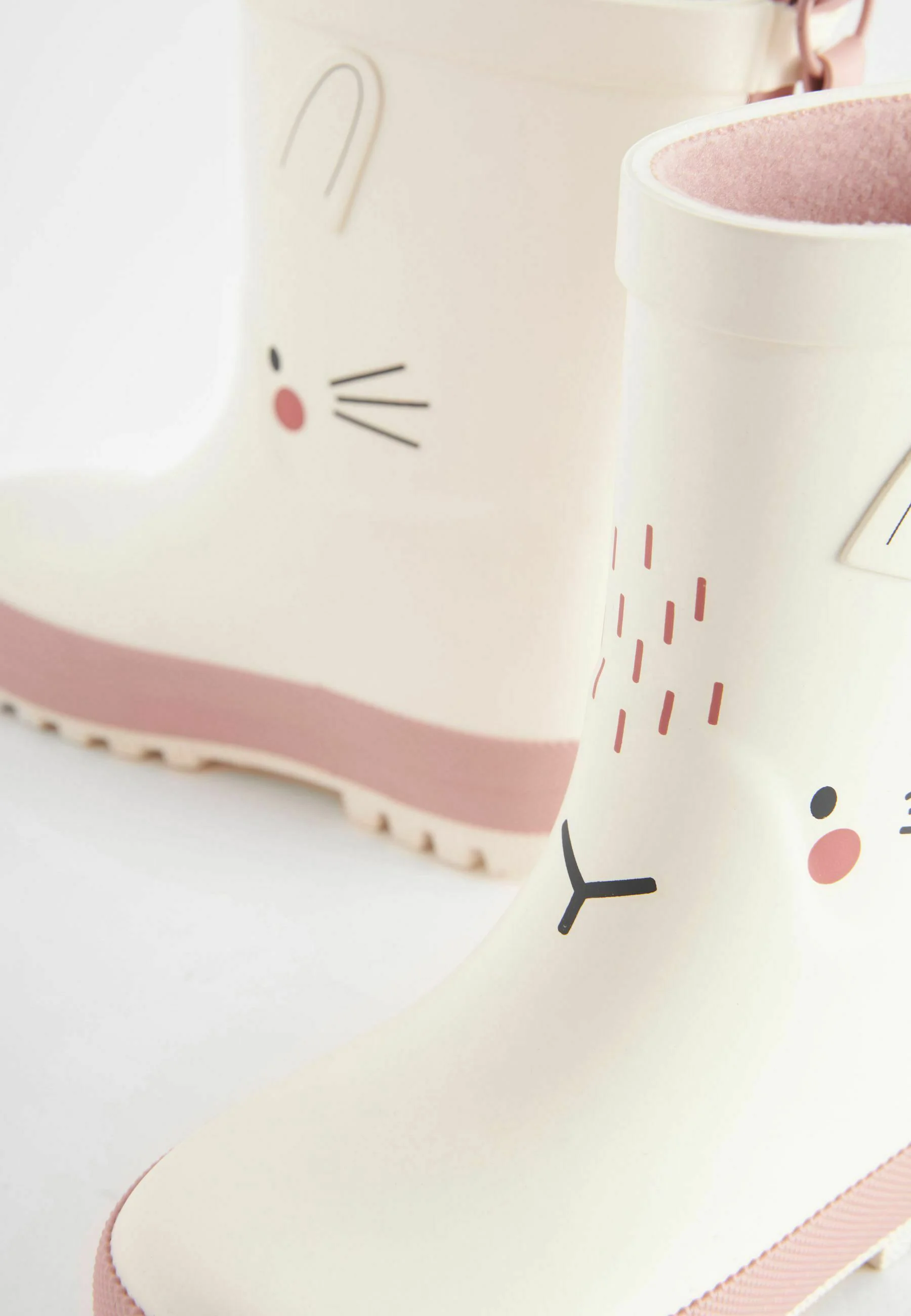 Siguiente ESTÁNDAR DE PERSONAJE - Botas de goma
