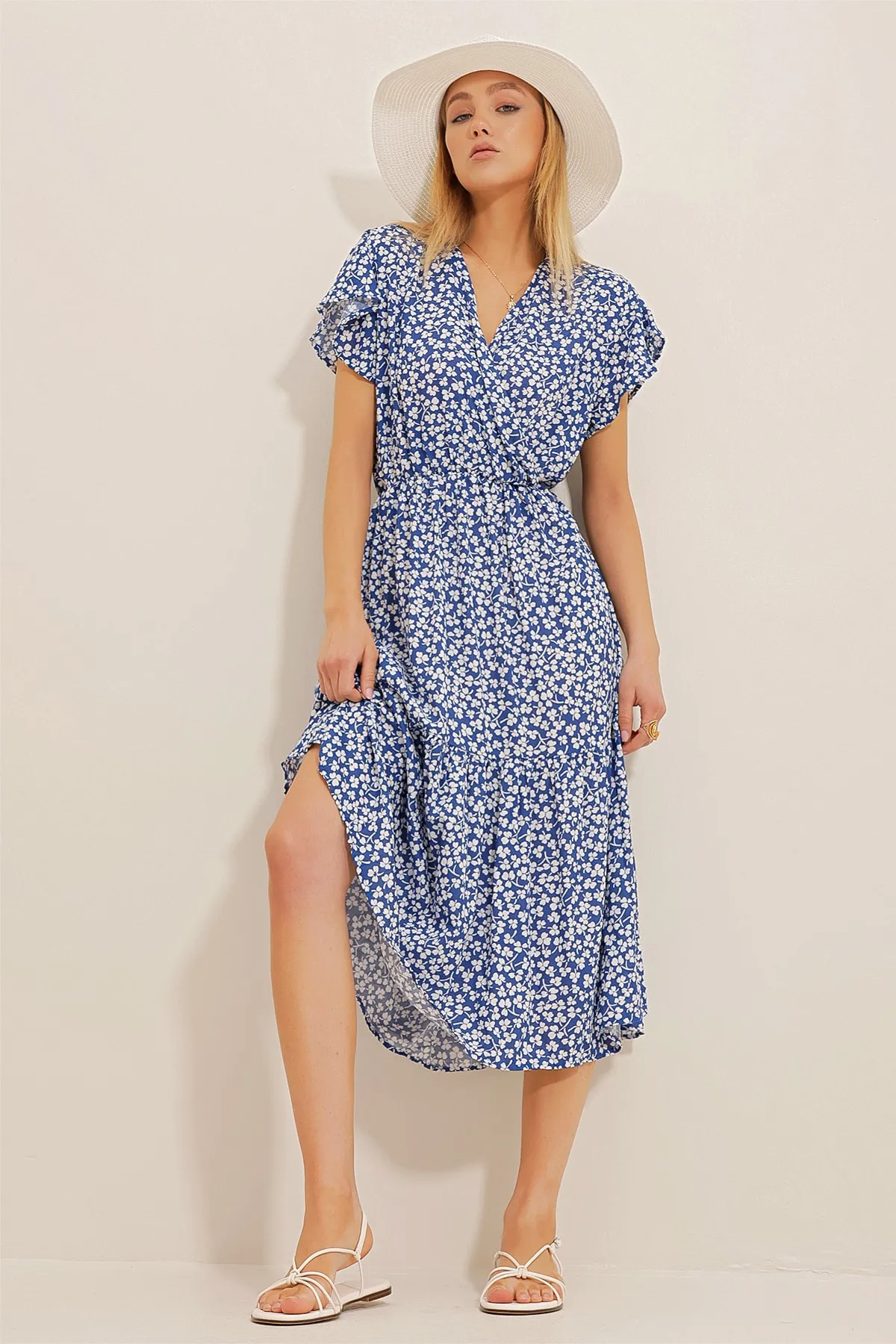 Trend Alaçatı Stili  Damenkleid aus blau-weißem, zweireihigem Kragenrock mit Volants aus Viskose ALC-X4373