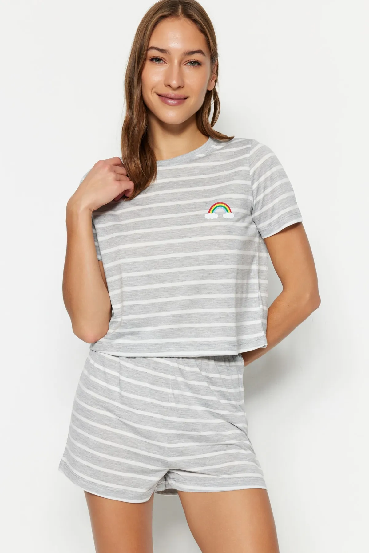 Trendyol Collection  Grau meliertes, mit Regenbogen bedrucktes T-Shirt-Shorts-Strick-Pyjama-Set THMSS20PT0230