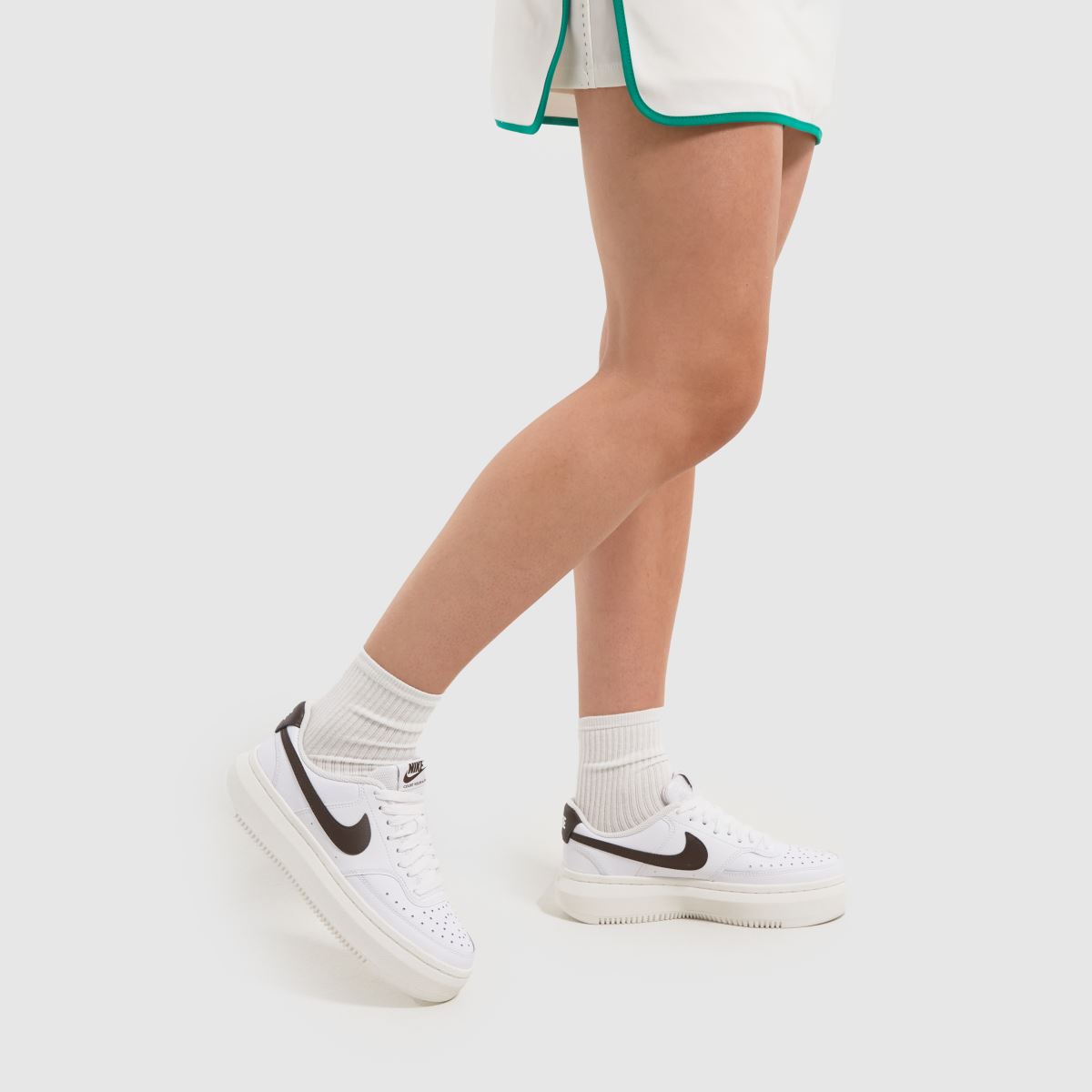 Nike Court Vision Alta – Vita och bruna träningsskor