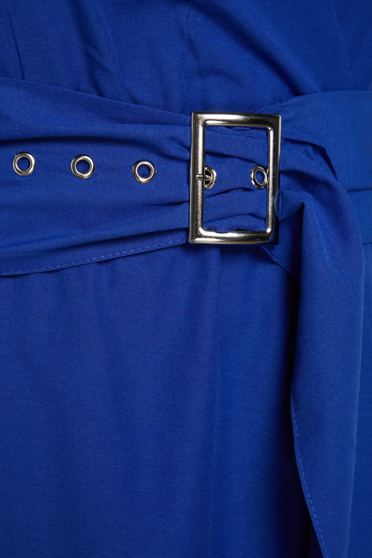 Trendyol Curve  Blaues gewebtes Kleid mit zweireihigem Kragen und Gürtel TBBSS22EL1669