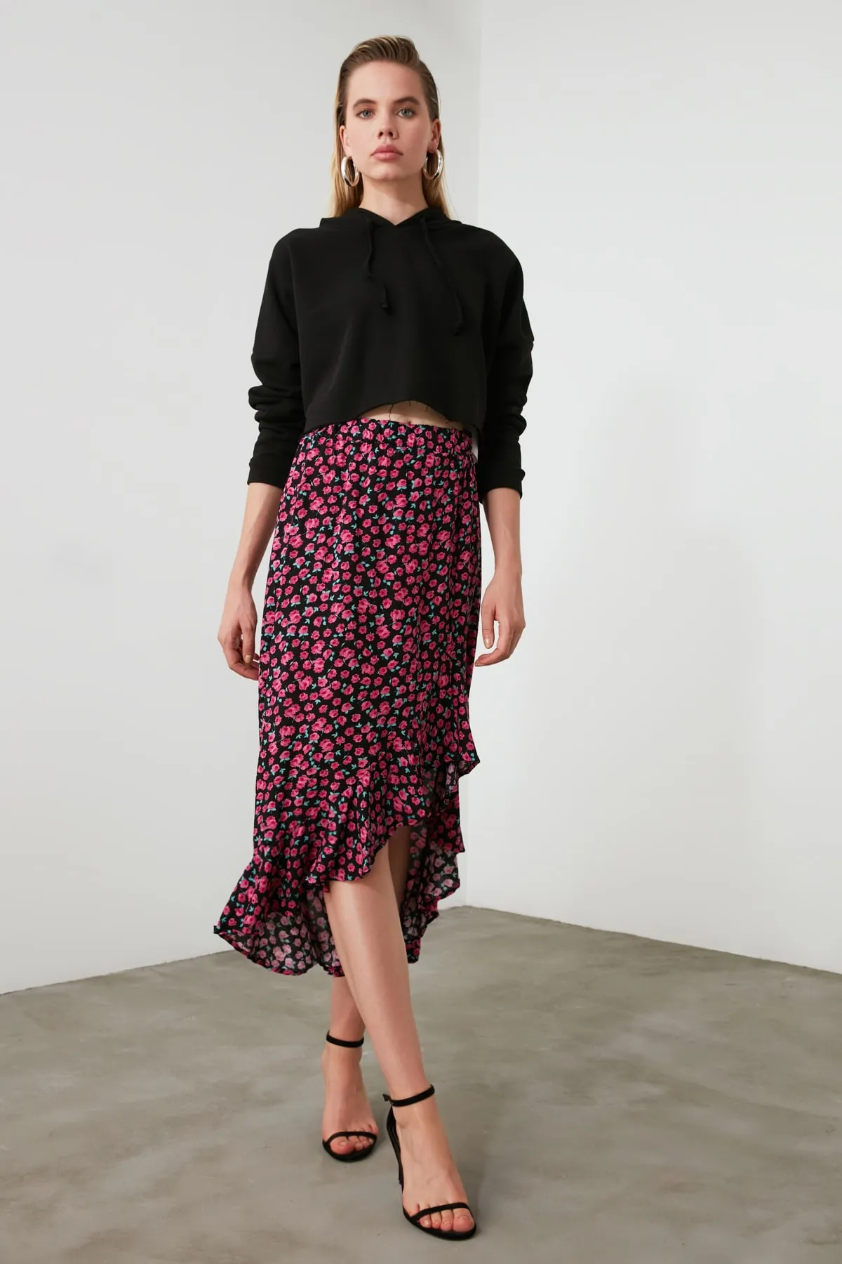 Trendyol Collection  Asymmetrischer, floral gemusterter, gewebter Midi-Rock aus Viskosestoff mit rosa Saum TWOSS20ET0166