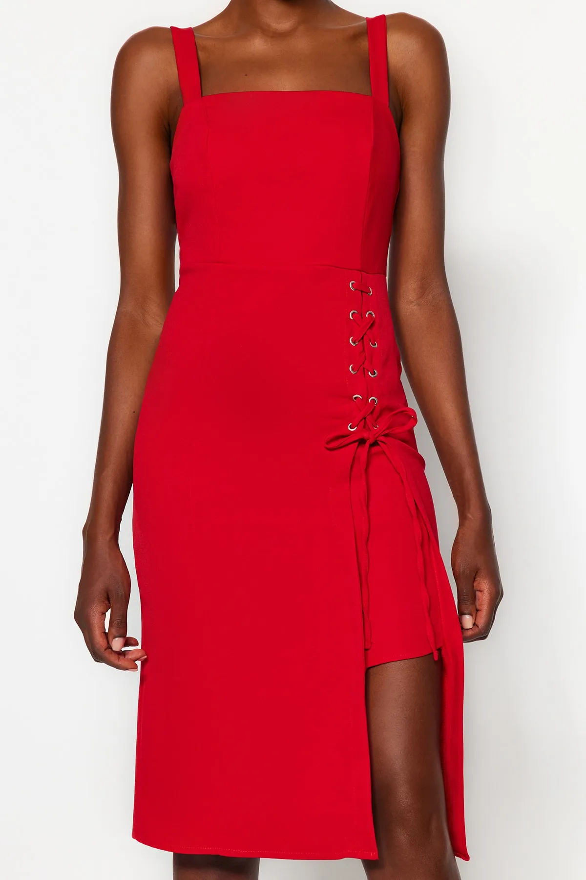 Trendyol Collection  Rotes, körperbetontes Midi-Webkleid mit Ösen, Schlitz und quadratischem Kragen TWOSS19EL0079