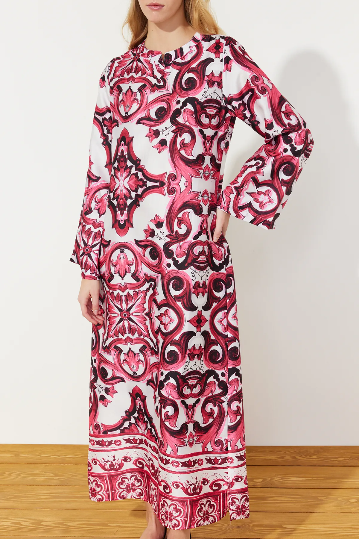 Trendyol Modest  Fuchsiafarbenes Abendkleid mit Ethnomuster und Satinoberfläche TCTSS23DB00028