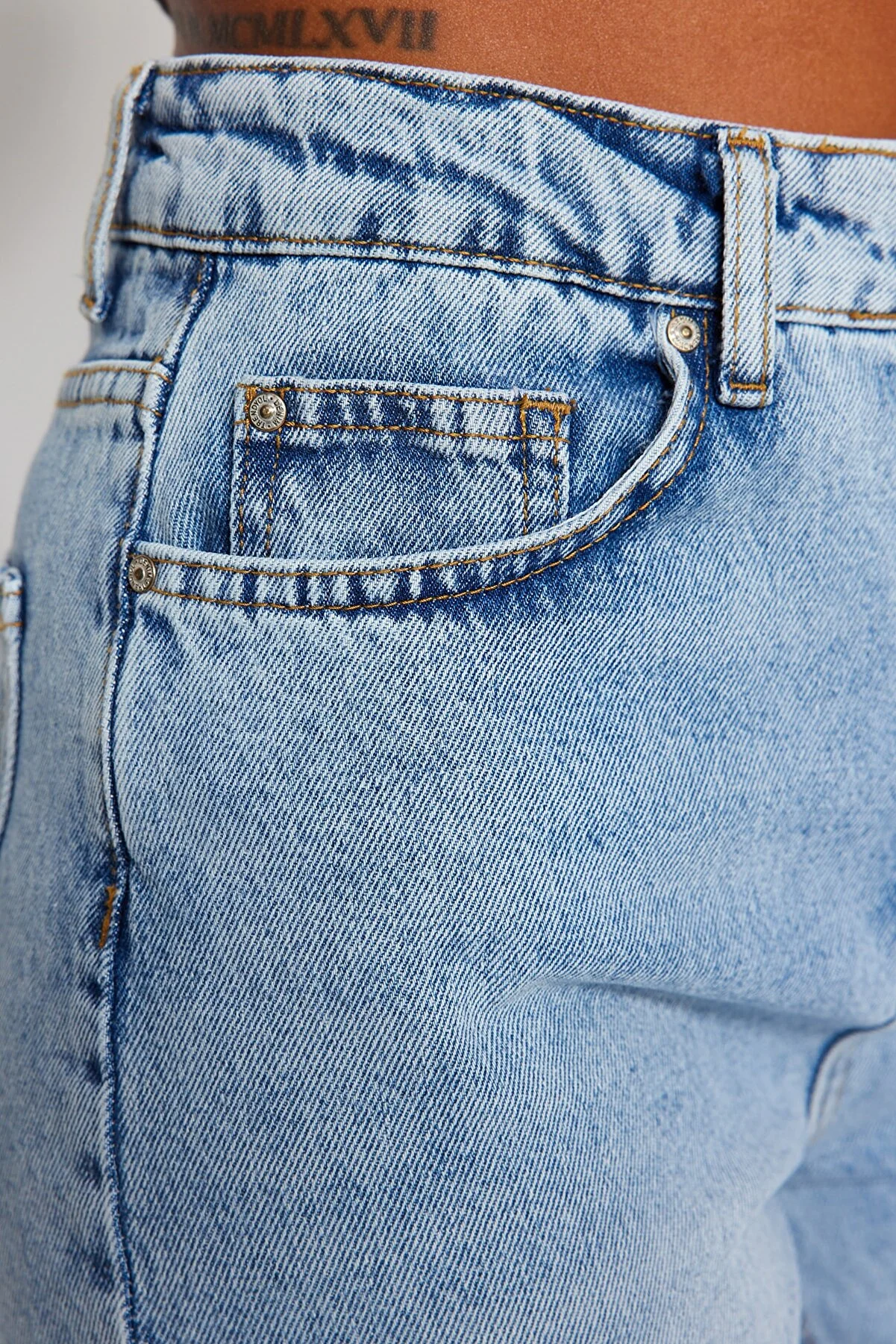 Trendyol Collection  Hellblaue Mom-Jeans mit hoher Taille TWOAW24JE00076