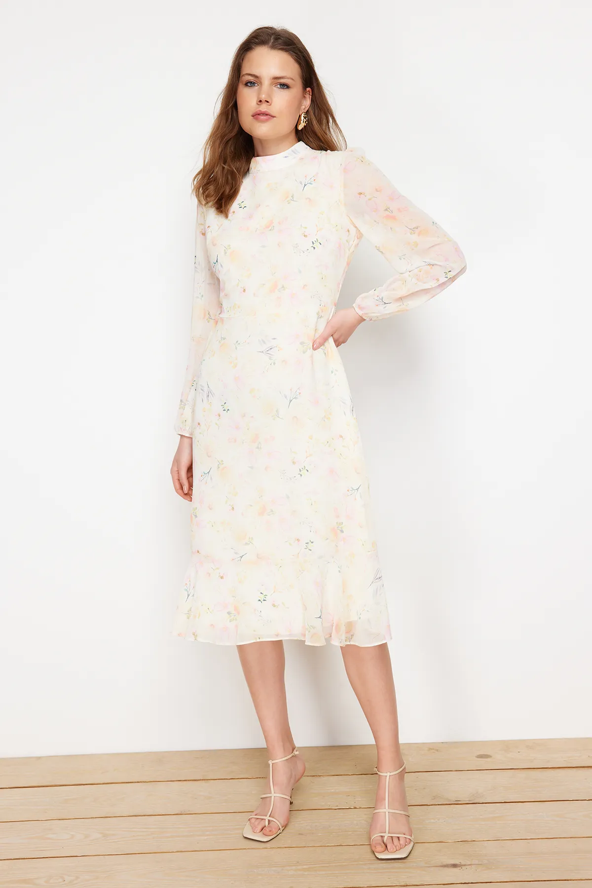 Trendyol Collection  Ecrufarbenes, geblümtes A-Linien-Kleid aus Chiffon mit Stehkragen und Midi-Futter TWOAW20EL1313