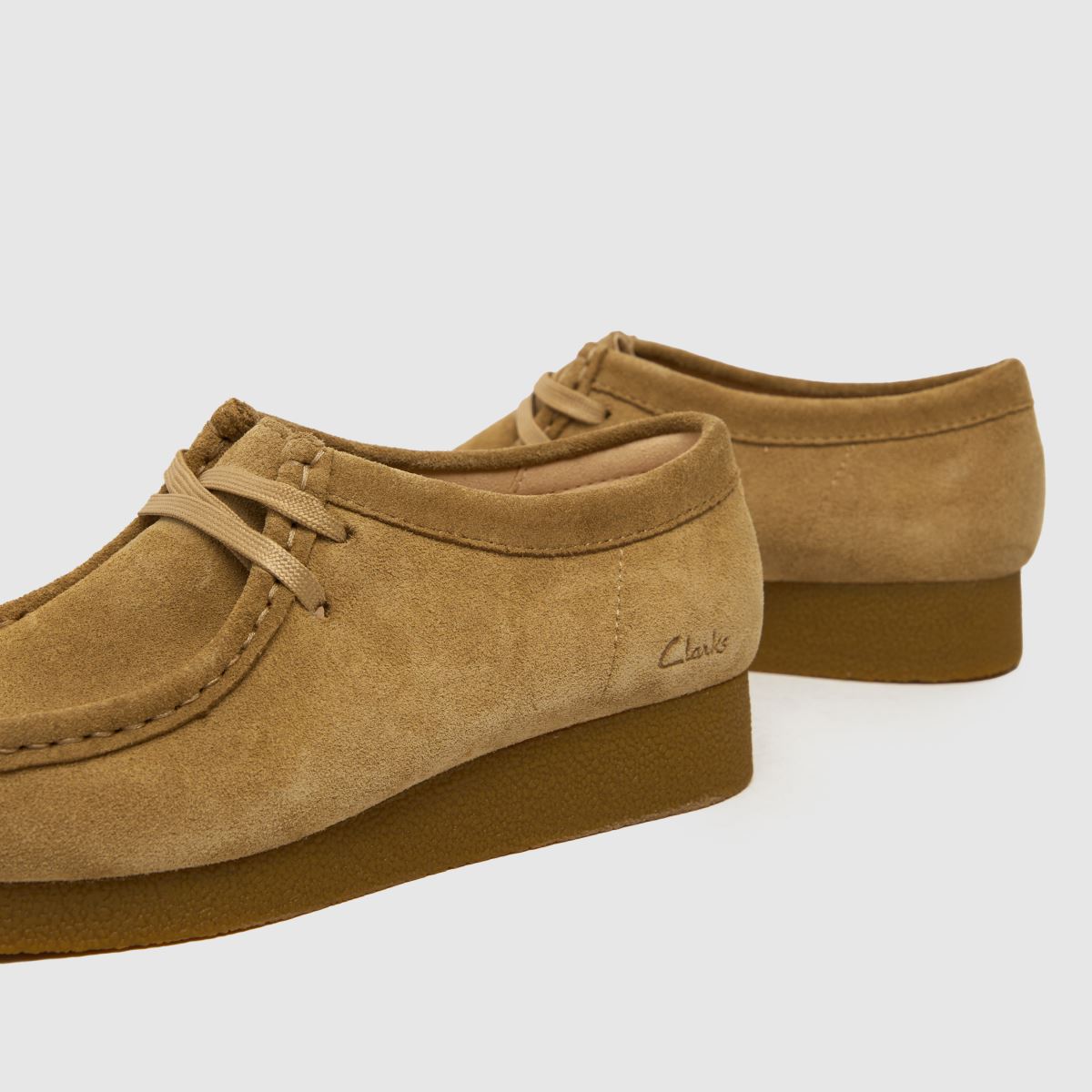 Clarks Wallabee Evo ravni čevlji v rjavi barvi