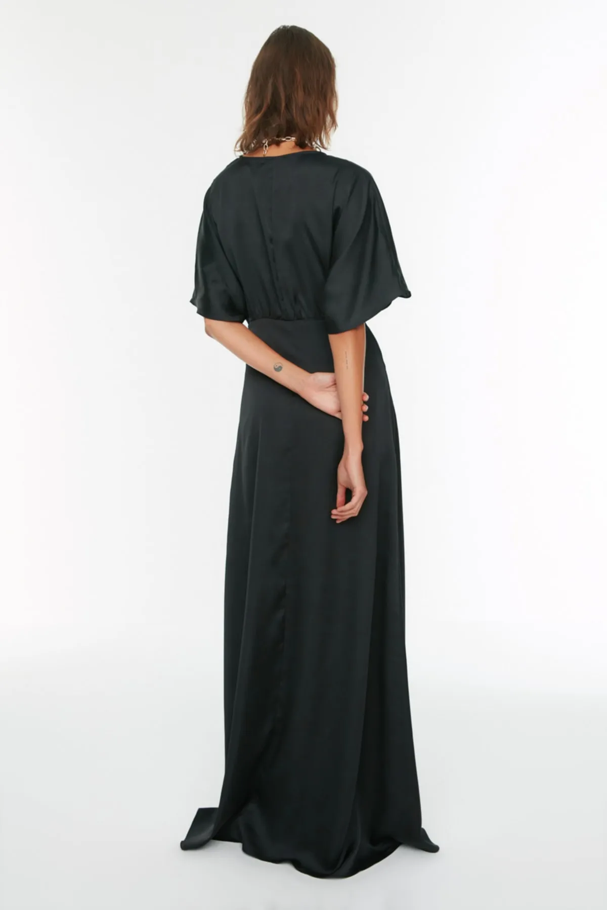 Trendyol Collection  Schwarzes langes Abendkleid aus gewebtem Satin mit Taillenöffnung/Skater-Ausschnitt TPRSS22AE0076